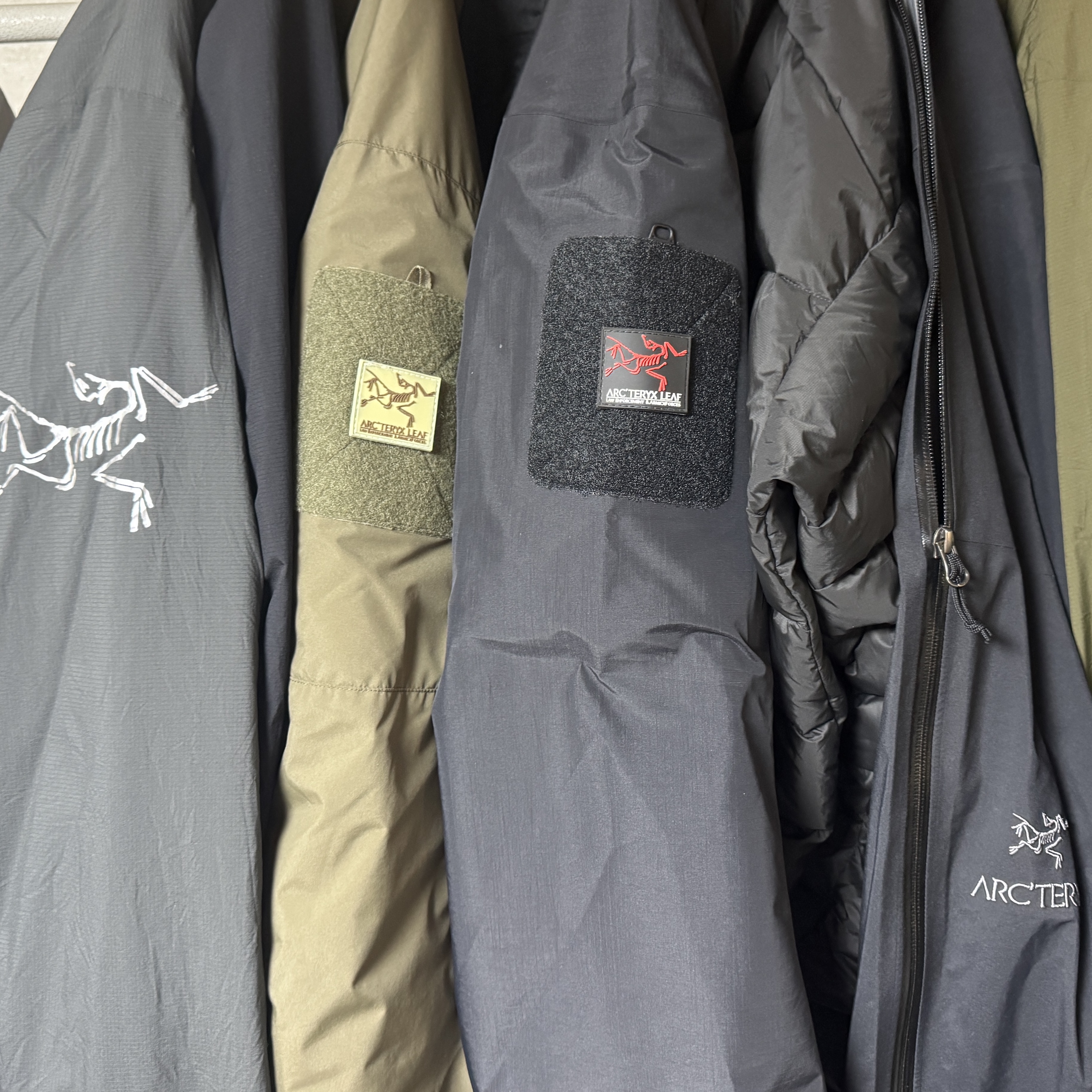 Arc'teryx LEAF Alpha Jacket Gen 2.2 Black, Arc'teryx Atom Hoody Black 착용 스타일