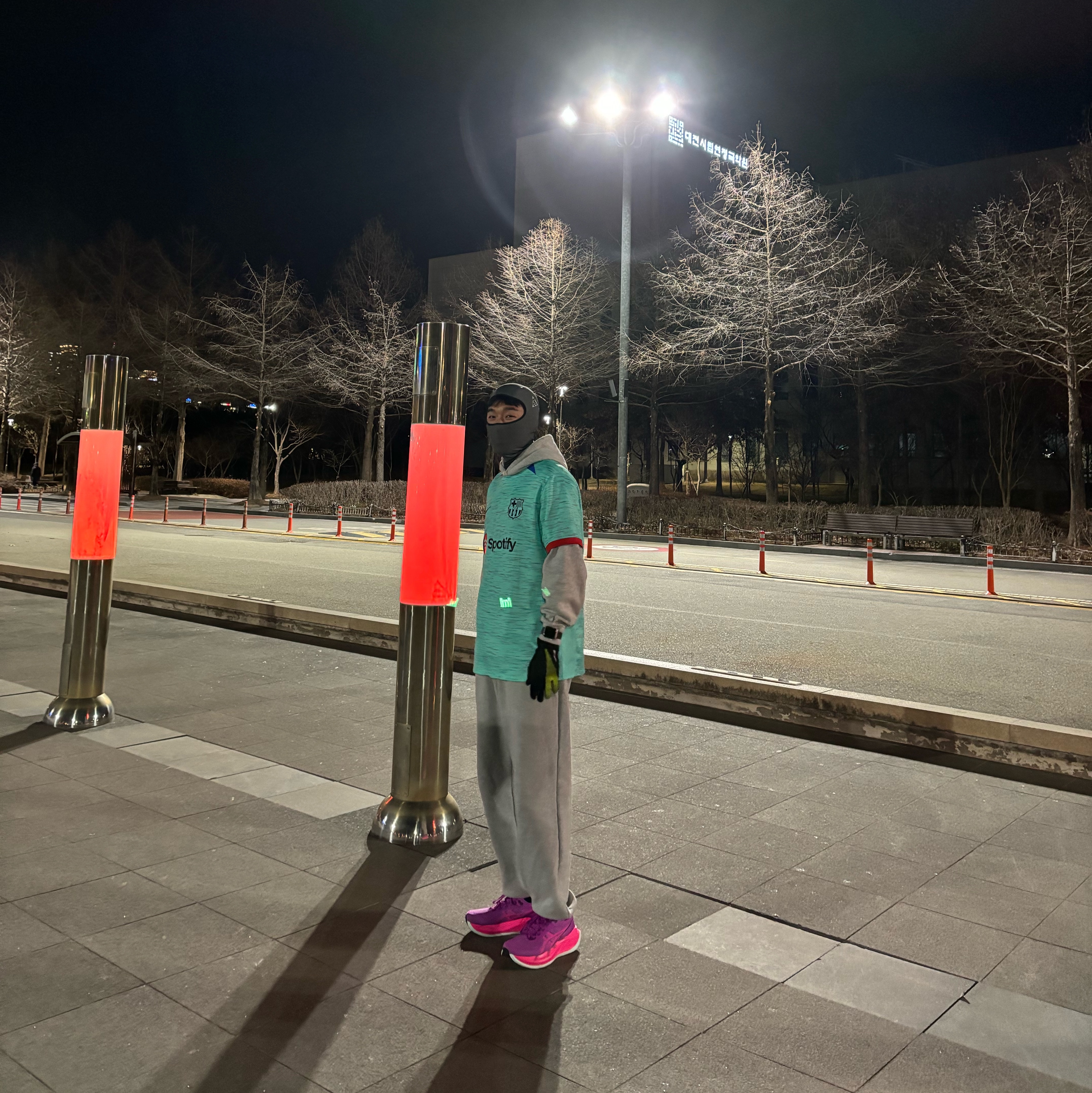 Asics Superblast 2 Bold Magenta Pink Glo, Nike ACG Dri-Fit Balaclava Anthracite Summit White 착용 스타일 - 1