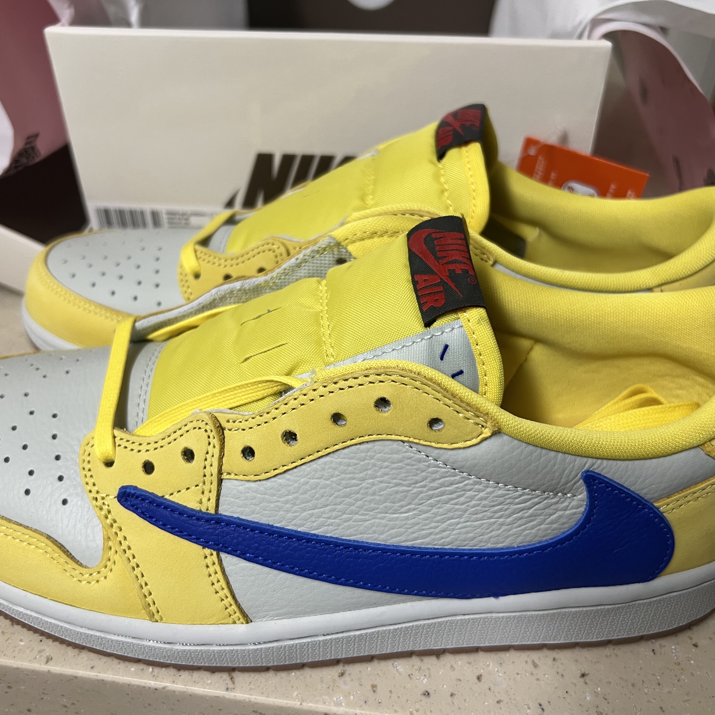 (W) Jordan 1 x Travis Scott Retro Low OG SP Canary 착용 스타일 - 1