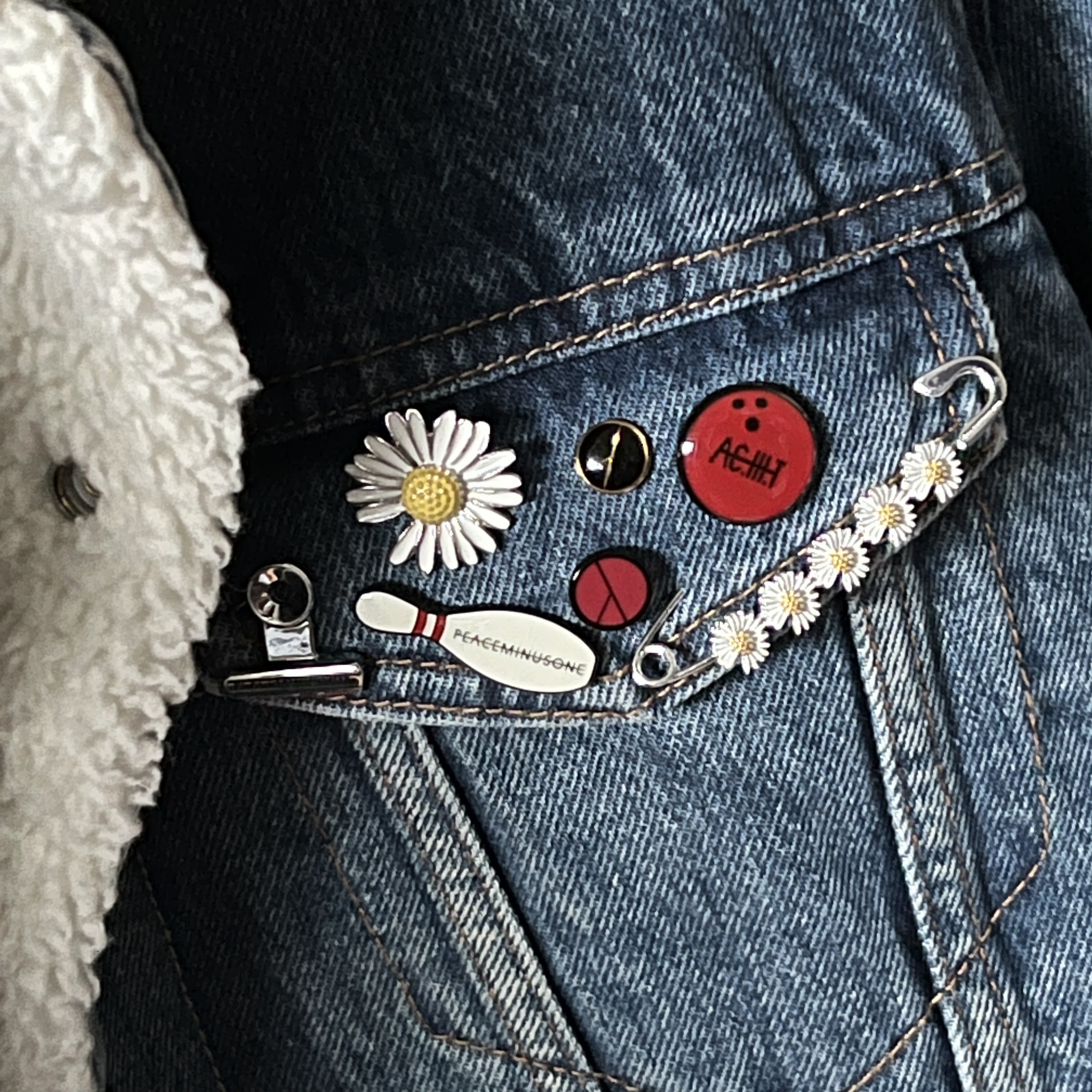 Peaceminusone Daisy Pin Set #1 Yellow, Peaceminusone Logo Pin Set #2 착용 스타일
