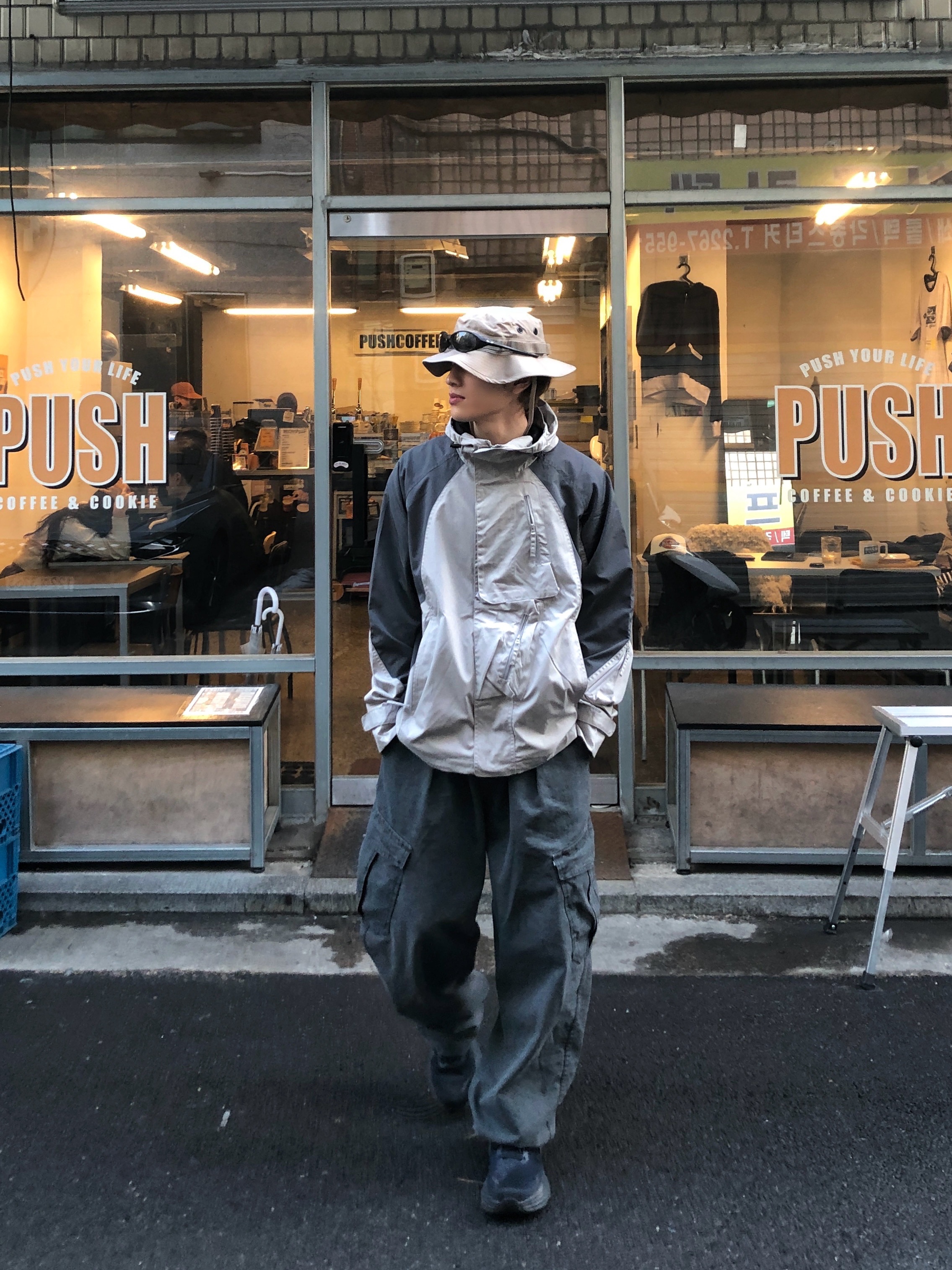 Hoka Bondi 8 Black - Wide, Oakley Eye Jacket Redux Matte Black Frame Prizm Grey Lenses High Bridge Fit 착용 스타일