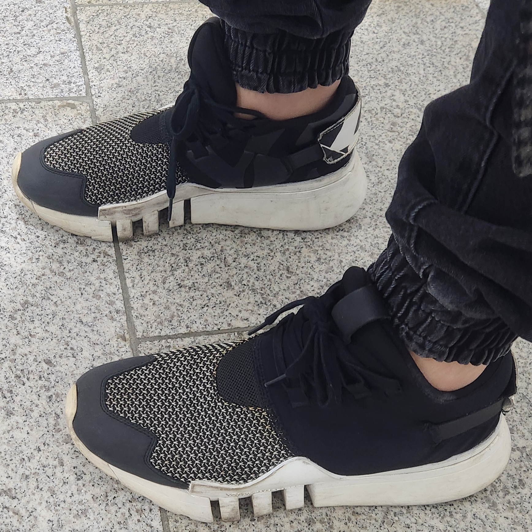 Juun.J Denim Cargo Jogger Pants Black - 23FW, Y-3 Ayero Black White 착용 스타일 - 2