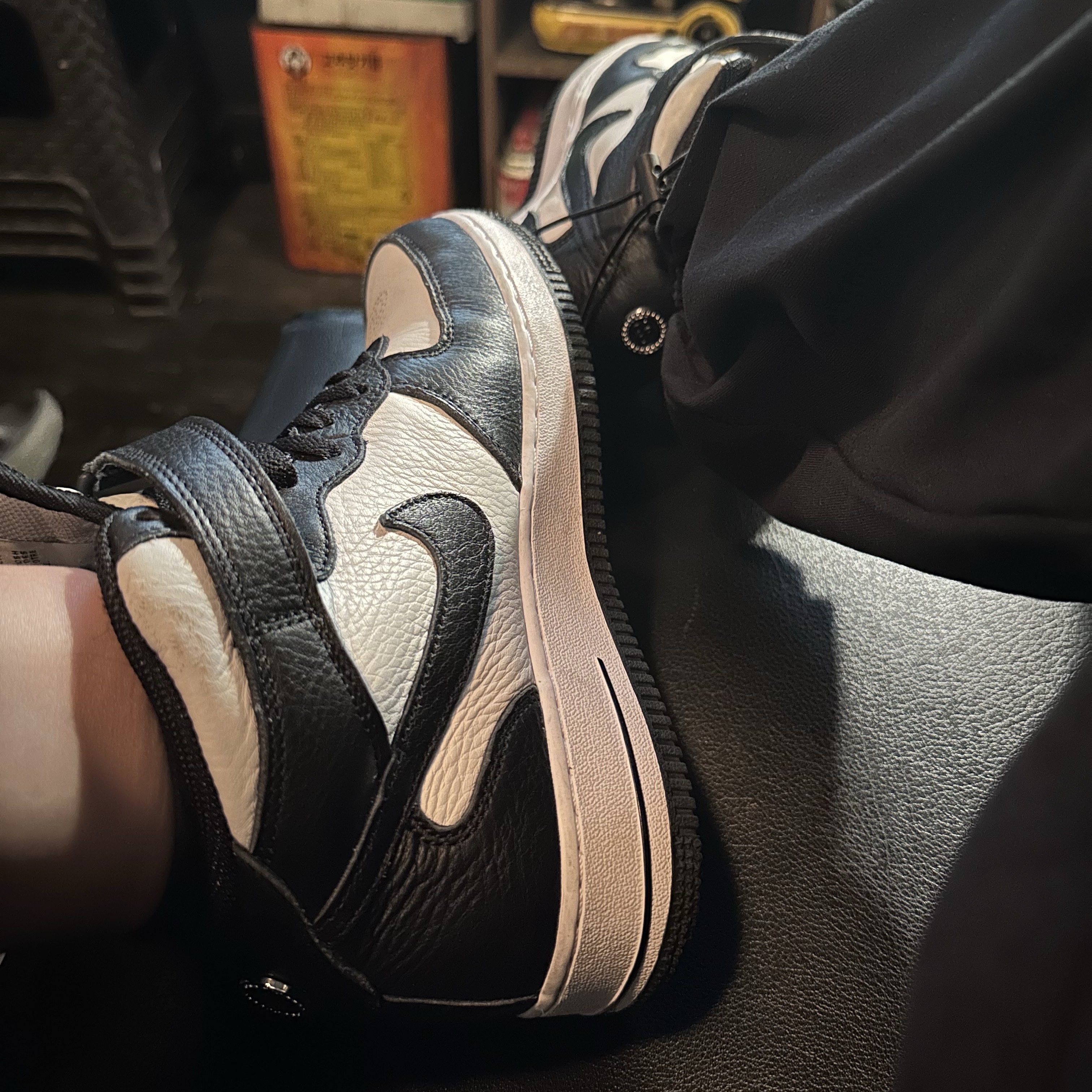 Nike x Stussy Air Force 1 '07 Mid SP Black and Light Bone 착용 스타일 - 2