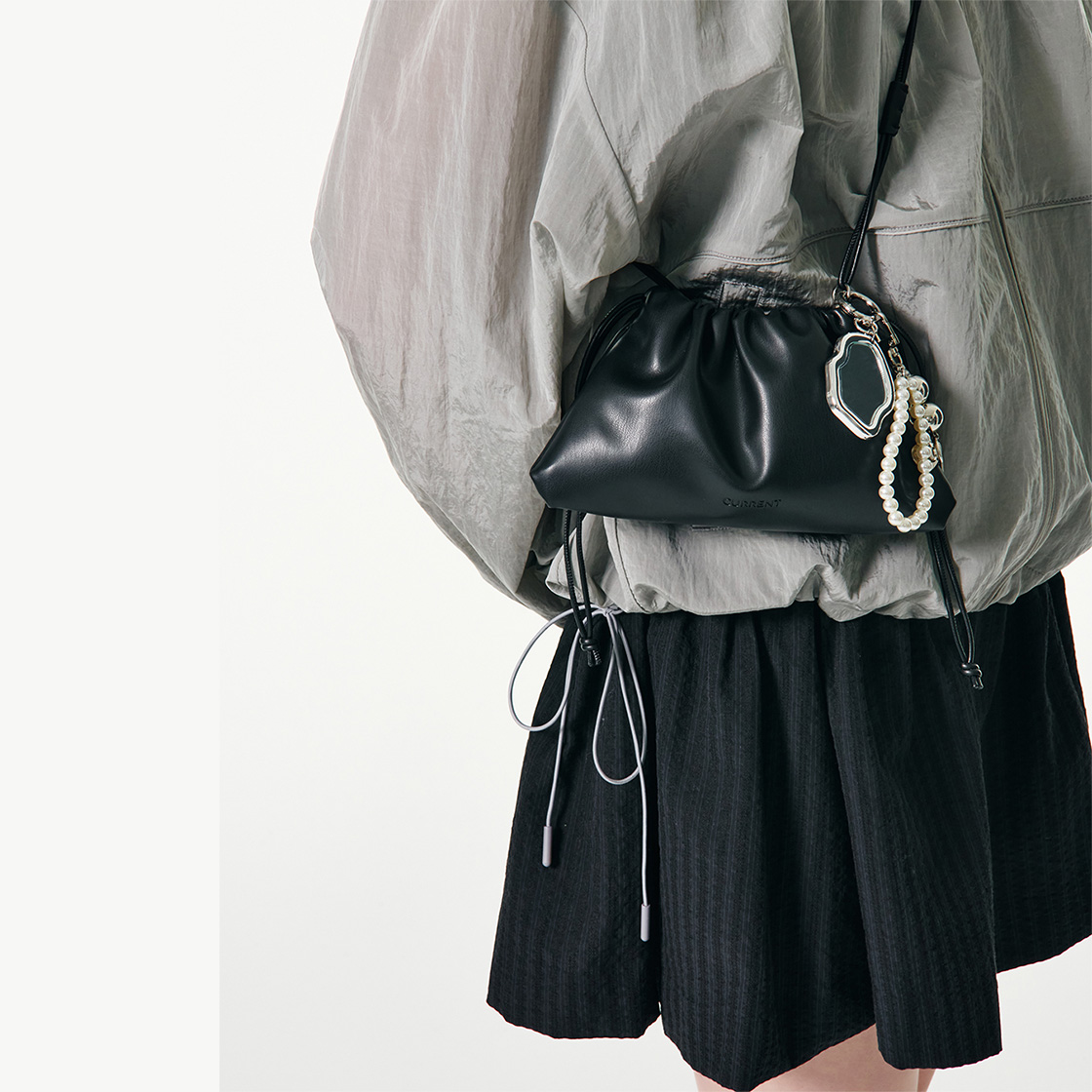 커렌트 스트랩 투웨이 미니 파우치 백 블랙(Current Strap Two Way Mini Pouch Bag Black) - 4