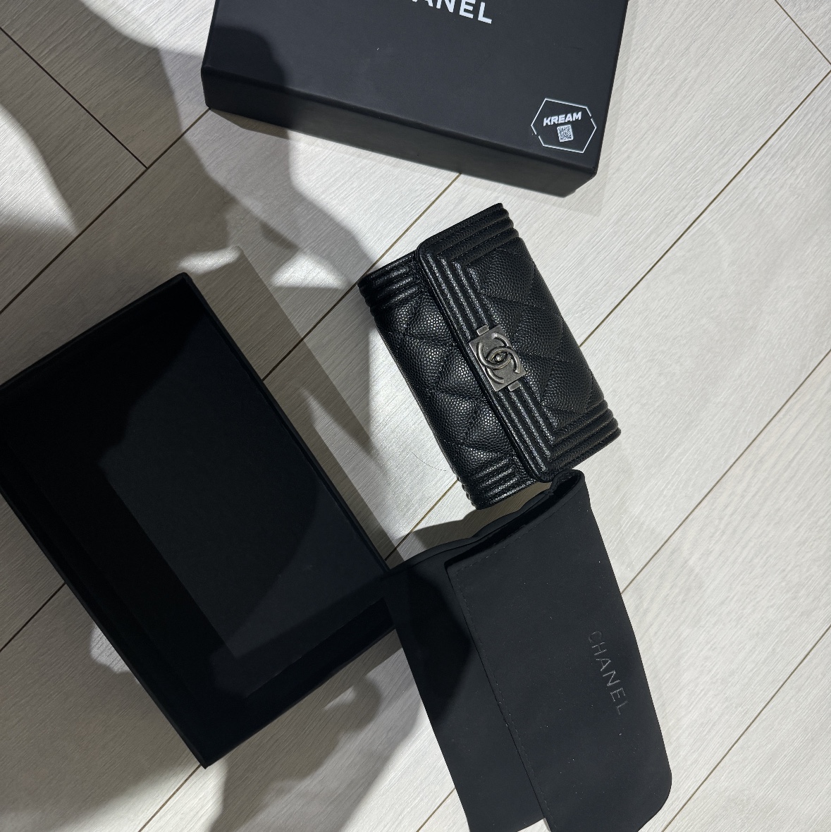 Chanel Boy Chanel Flap Card Holder Grained Calfskin & Ruthenium Black 착용 스타일 - 3