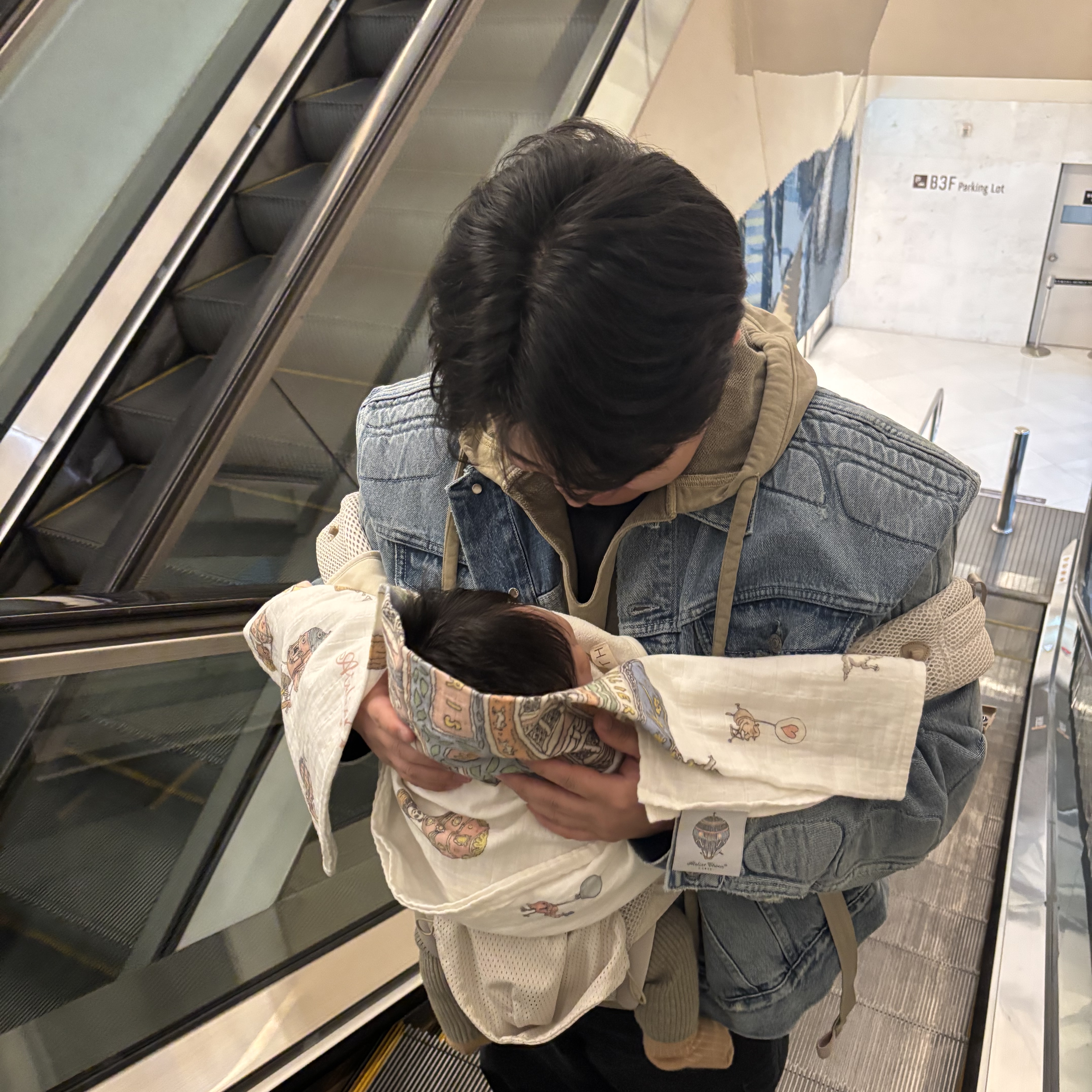 이지 갭 엔지니어드 바이 발렌시아가 패디드 데님 자켓 블루 착용 스타일 - 2