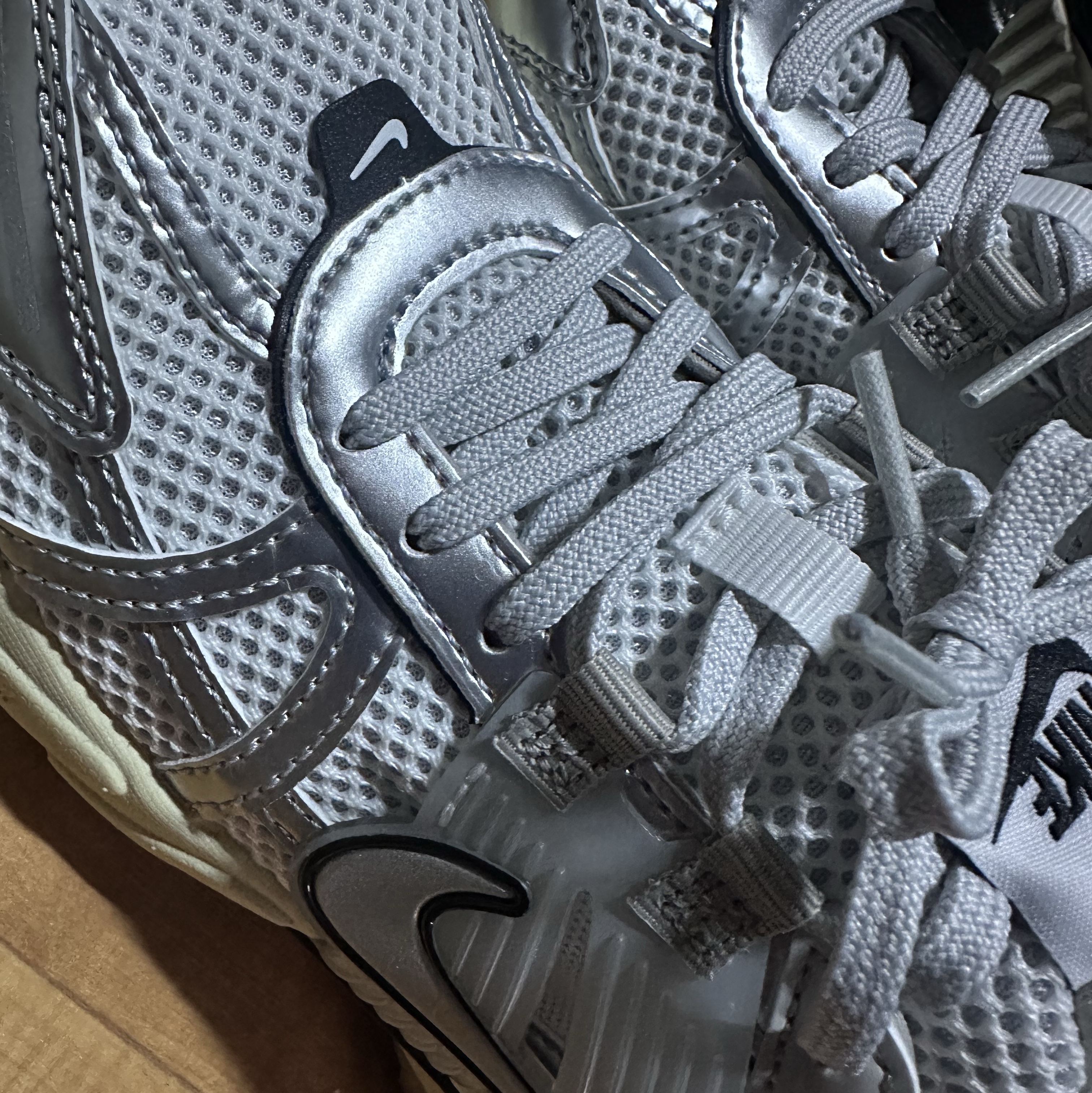 Nike V2K Run Summit White Metallic Silver 착용 스타일 - 1