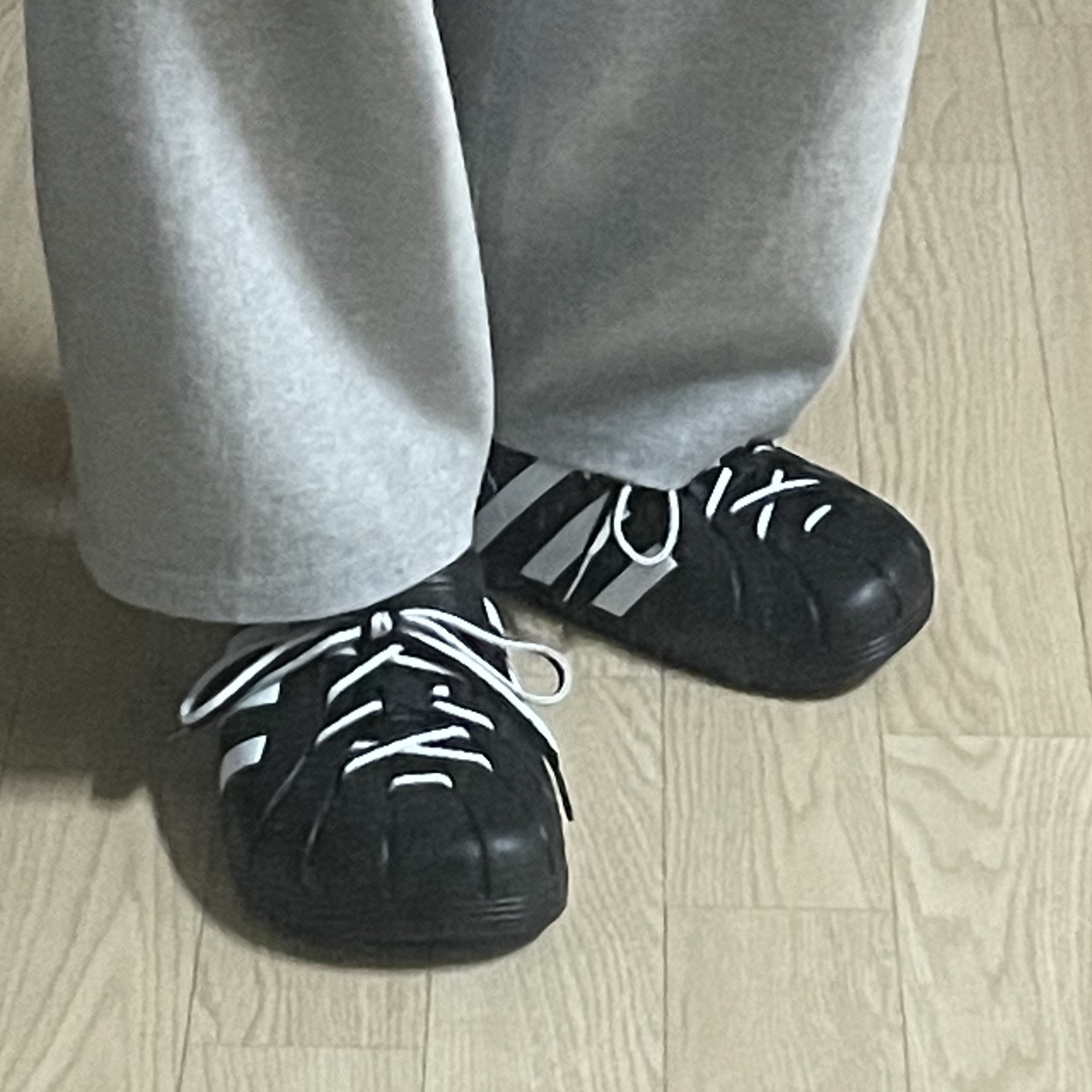 Adidas Adilette Clog Black White 착용 스타일 - 3