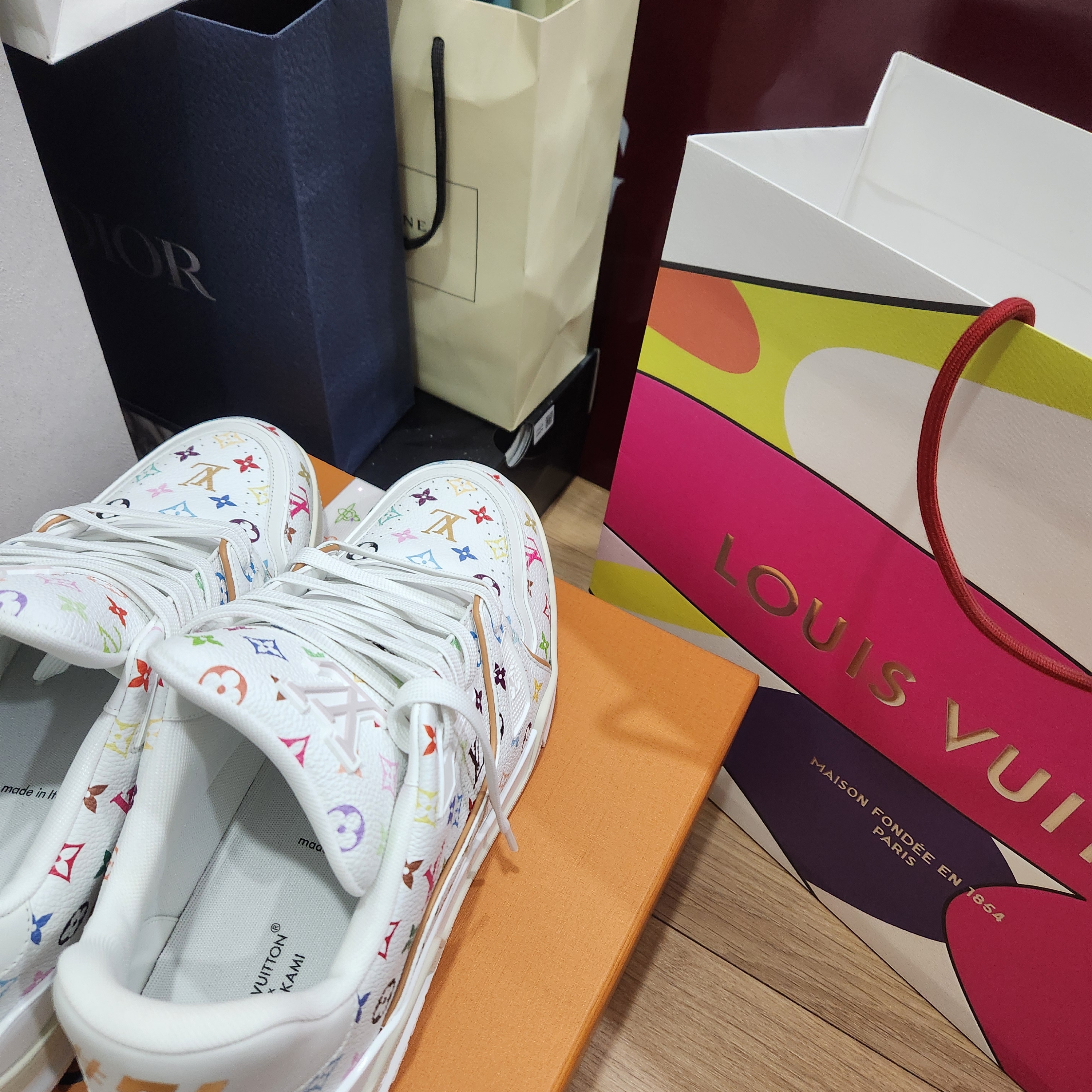 Louis Vuitton x Murakami Takashi LV Trainer Sneakers Multicolor White 착용 스타일