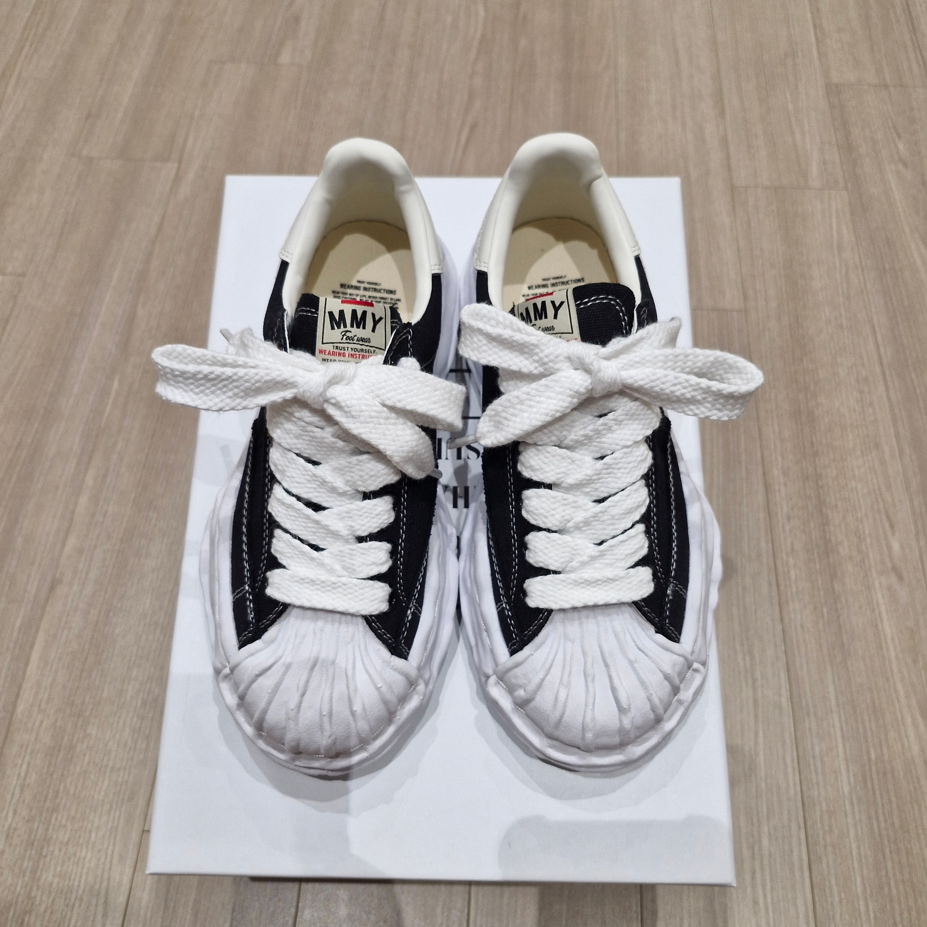 Maison Mihara Yasuhiro Blakey OG Sole Canvas Low-top Sneakers Black White 착용 스타일
