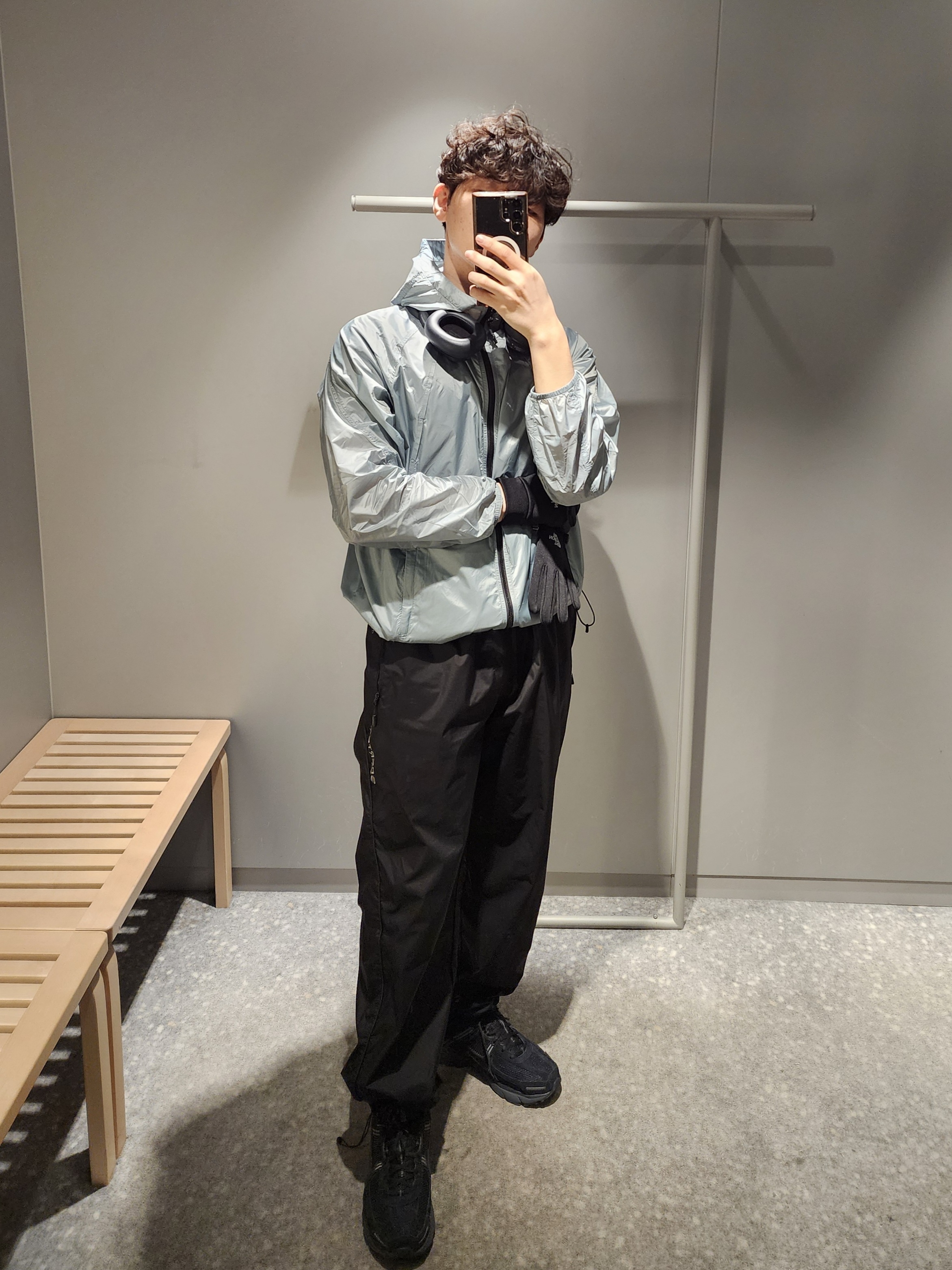 나이키 줌 보메로 5 블랙 앤트러사이트 메탈릭 다크 그레이 착용 스타일 - 2