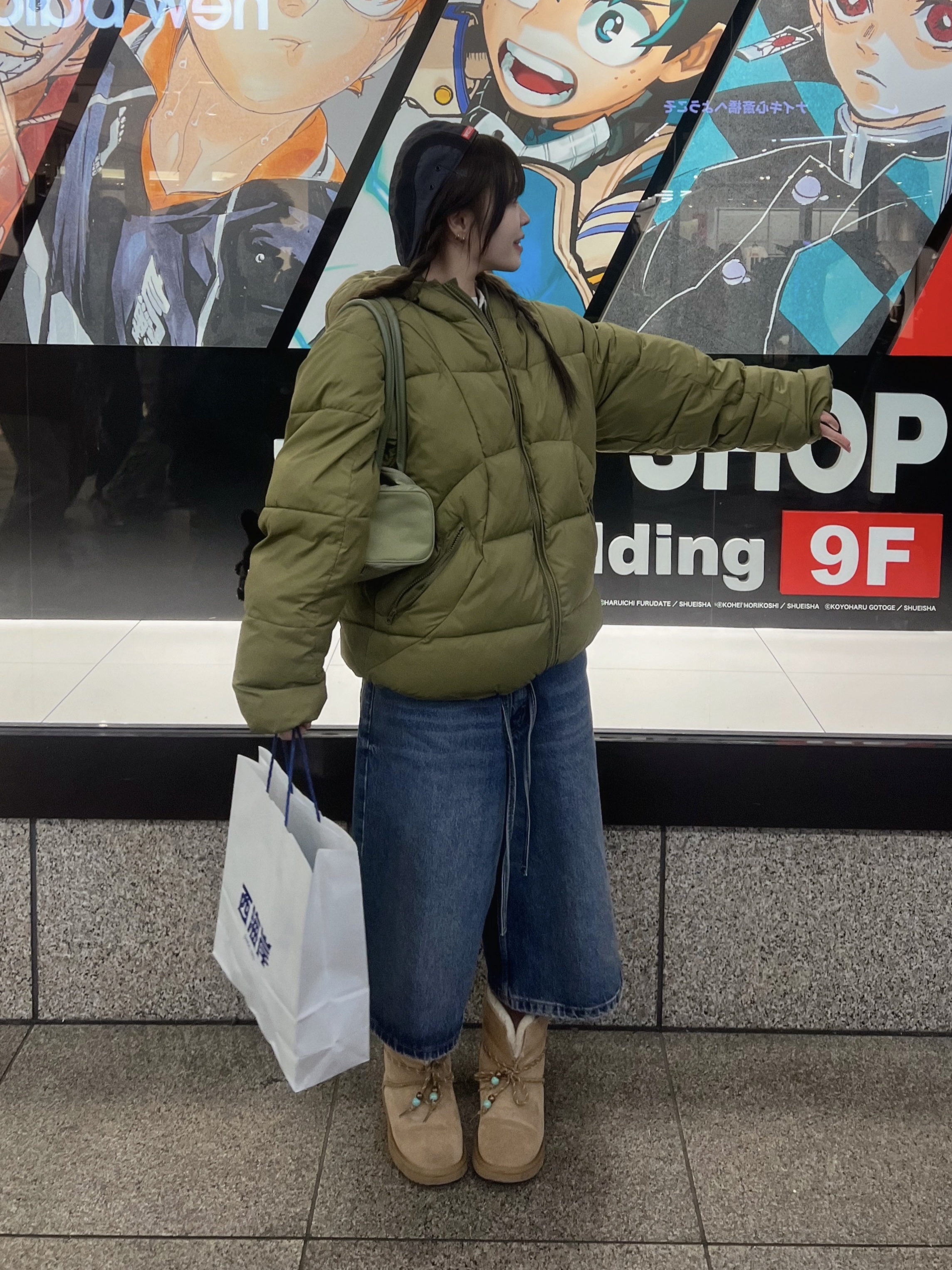 Matin Kim Nylon Boston Bag Khaki, Zara x Rhuigi Denim Bermuda Pants Medium Blue 착용 스타일 - 5