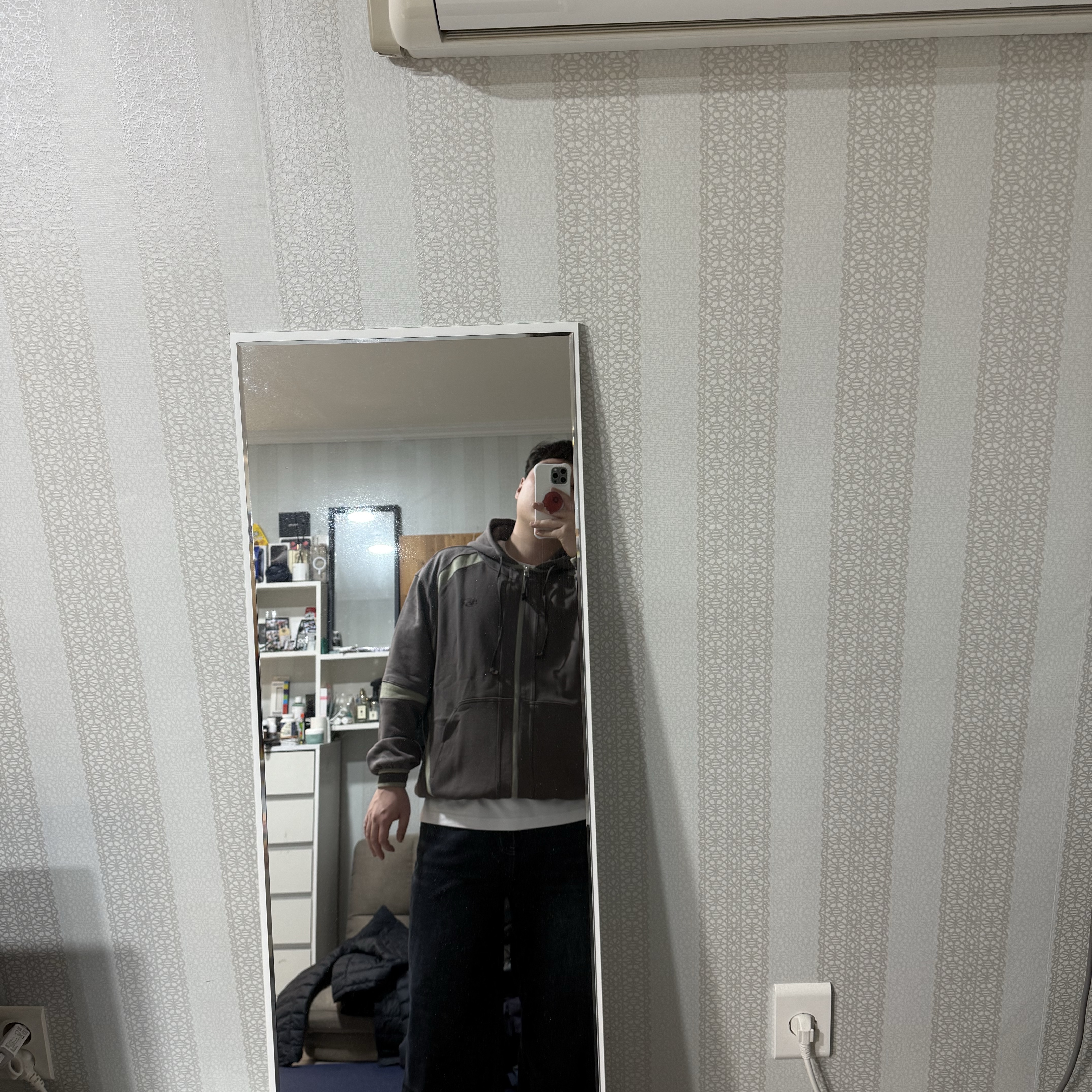 Sansan Gear Oblique Hoodie Zip-Up Ash Brown 착용 스타일 - 1