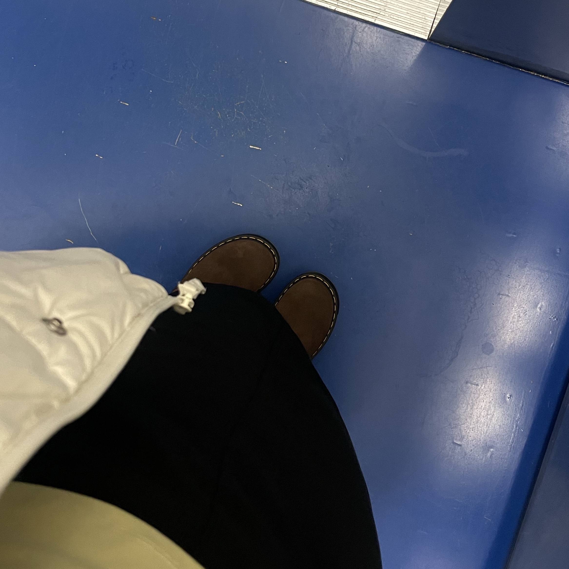 Dr. Martens Zebzag Suede Slingback Platform Mule Dark Brown - 24FW 착용 스타일 - 2