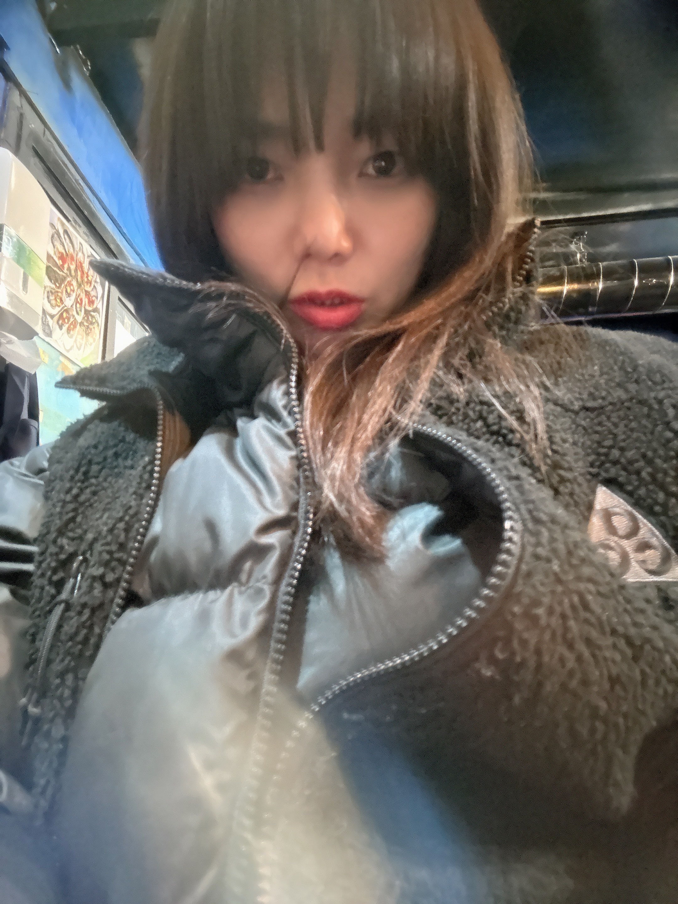 Nike ACG Sherpa Vest Black - US/EU, Chanel Small Classic Vanity with Chain Grained Calfskin & Gold Black (Inside Mirror) 착용 스타일 - 1
