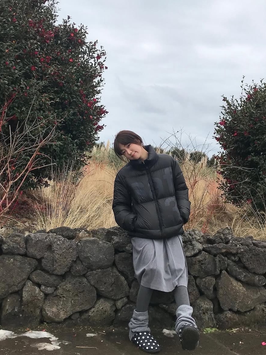 [KREAM 단독] Safarispot 1/2 Basic Safari Down Jacket Burgundy, [KREAM 단독] Safarispot Women 1/2 Basic Safari Down Jacket Black 착용 스타일