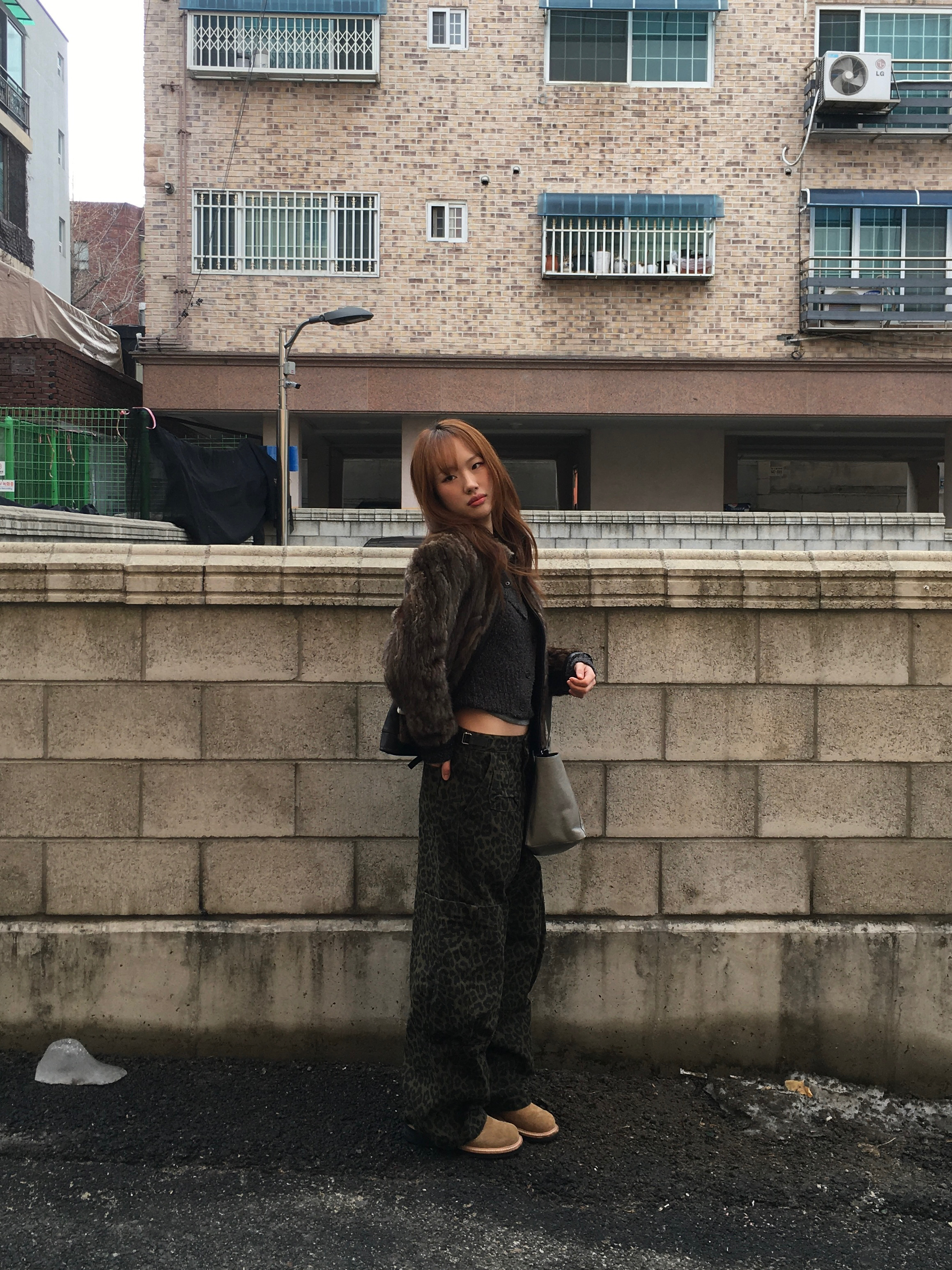 Karactor Lumping Cargo Pants Leopard Khaki 착용 스타일 - 5