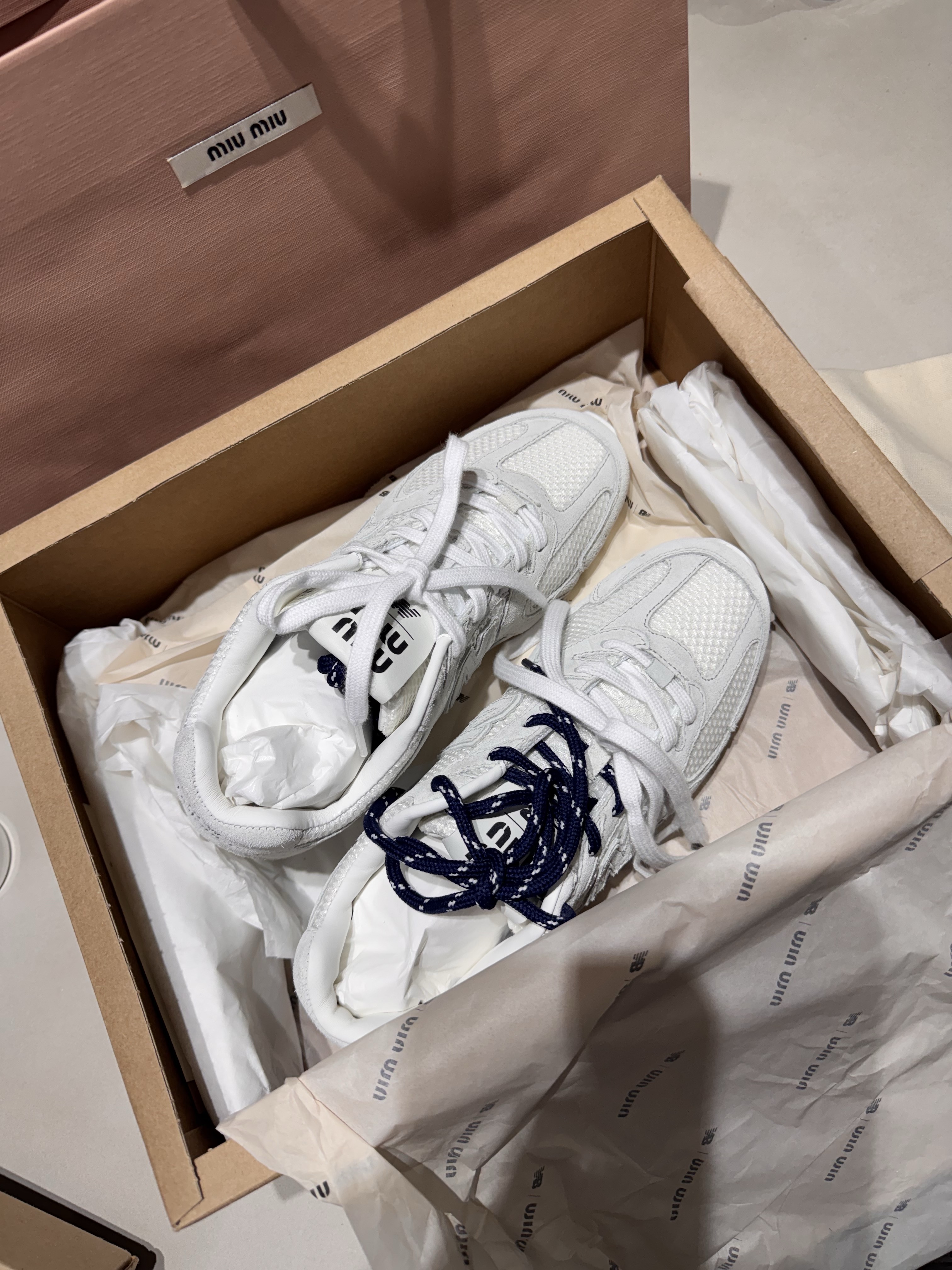 (W) New Balance x Miu Miu 530 Suede Mesh Sneakers White 착용 스타일