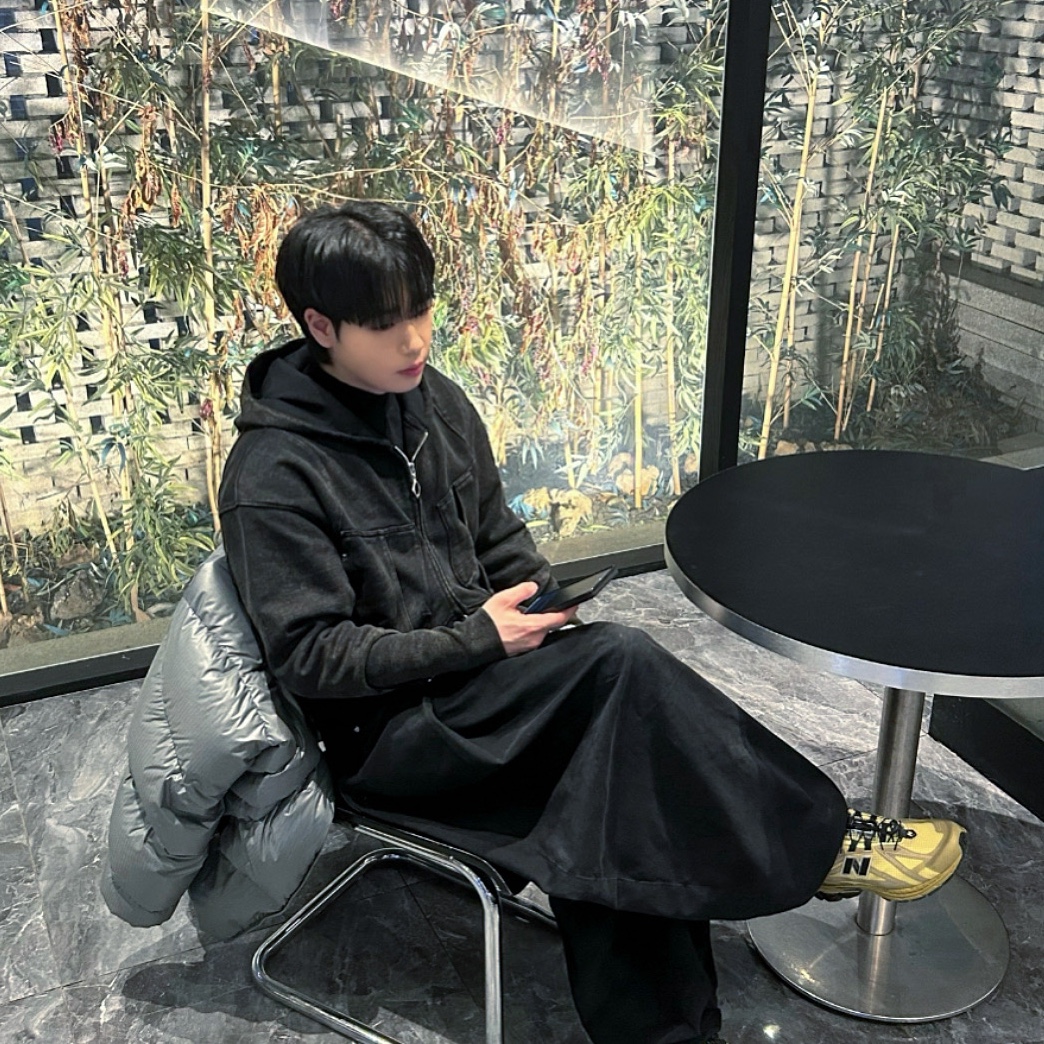 (W) Mischief Big Pocket Hoodie Washed Black, New Balance x Cayl 1906R Yellow 착용 스타일