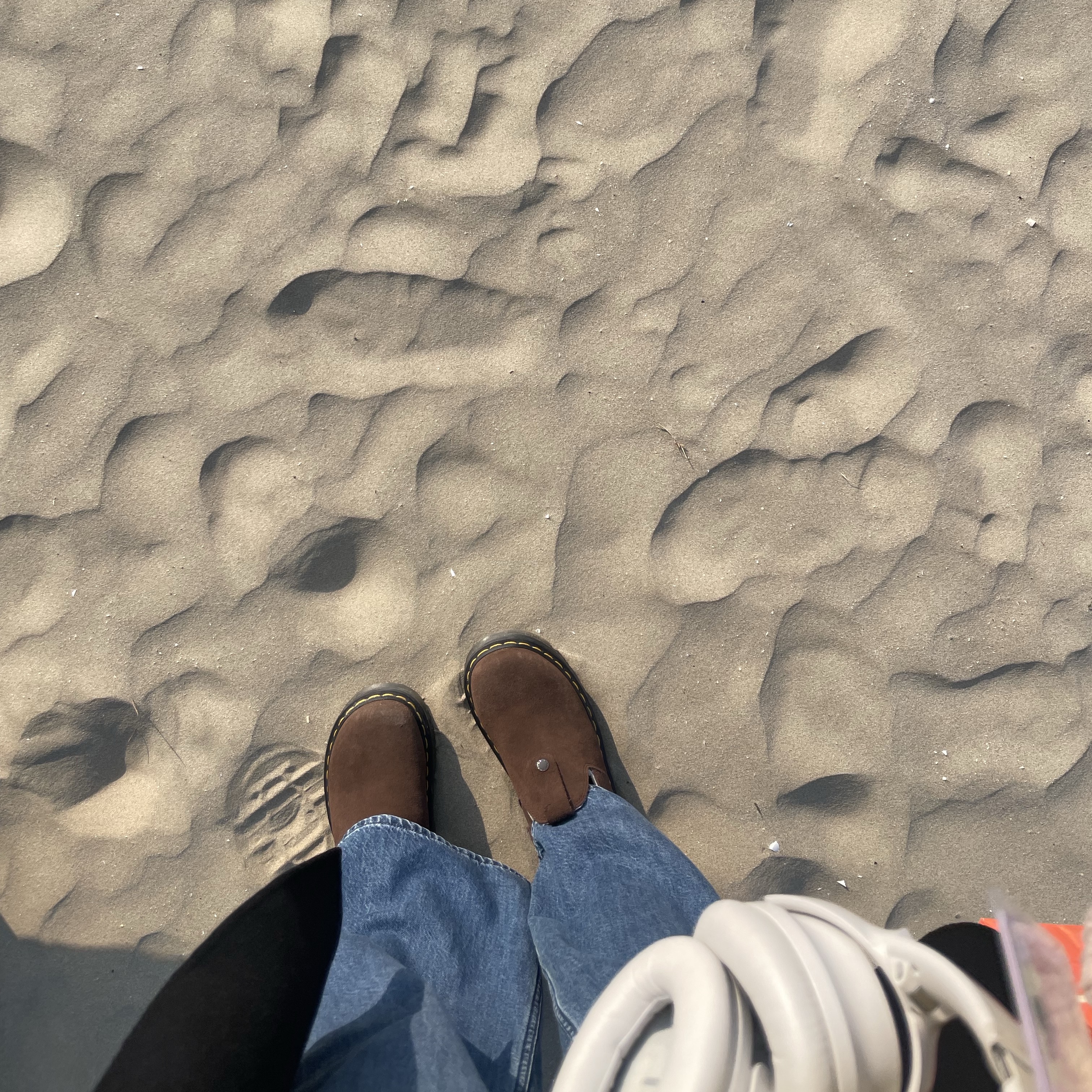 Dr. Martens Zebzag Suede Slingback Platform Mule Dark Brown - 24FW 착용 스타일 - 1