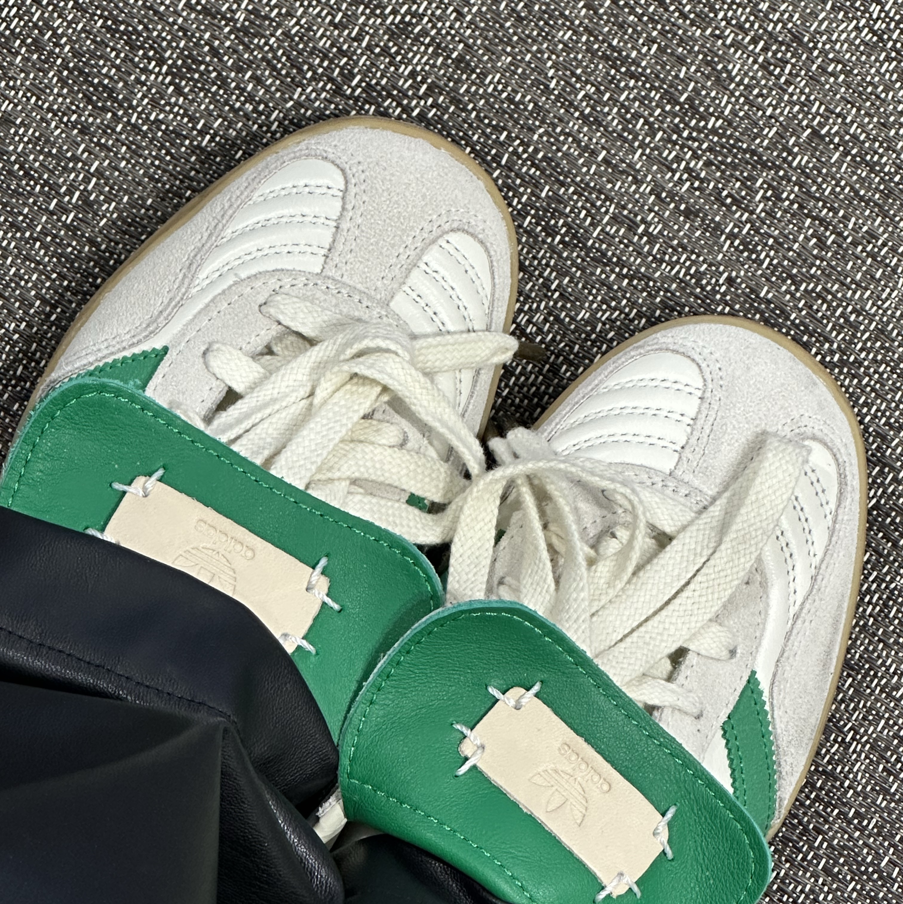 Adidas x Foot Industry Gazelle Indoor Off White Green 착용 스타일 - 2