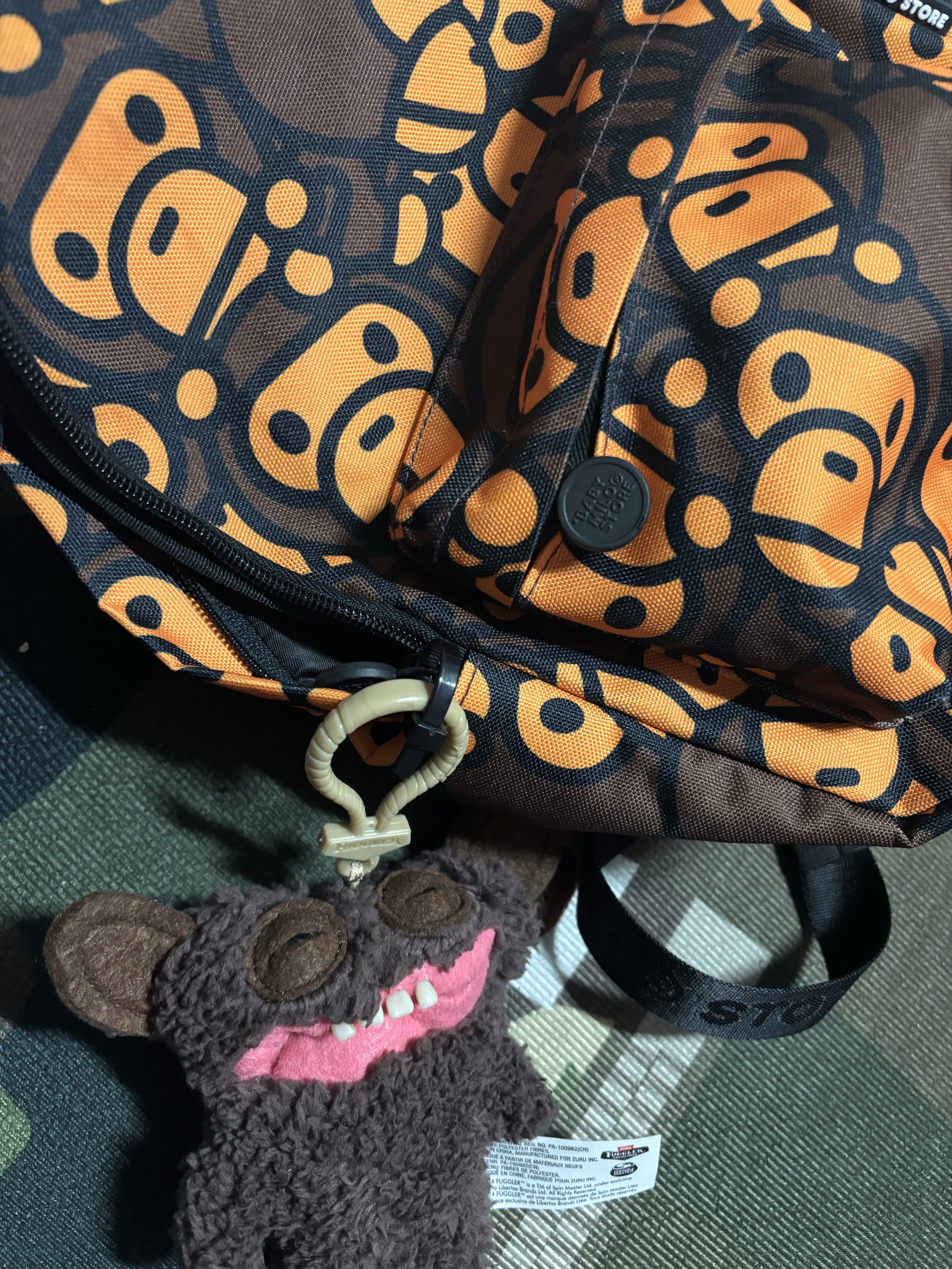 BAPE Baby Milo and Friends Camo Small Backpack Brown, Emis New Logo Pigment Ball Cap Black 착용 스타일 - 1