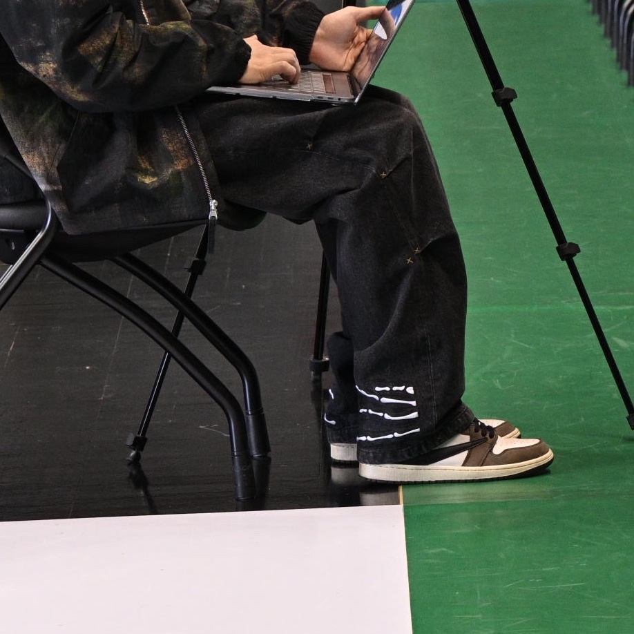Jordan 1 x Travis Scott Retro High OG SP Mocha, Stussy Stenpat Camo Beach Shell Jacket Fortine 착용 스타일