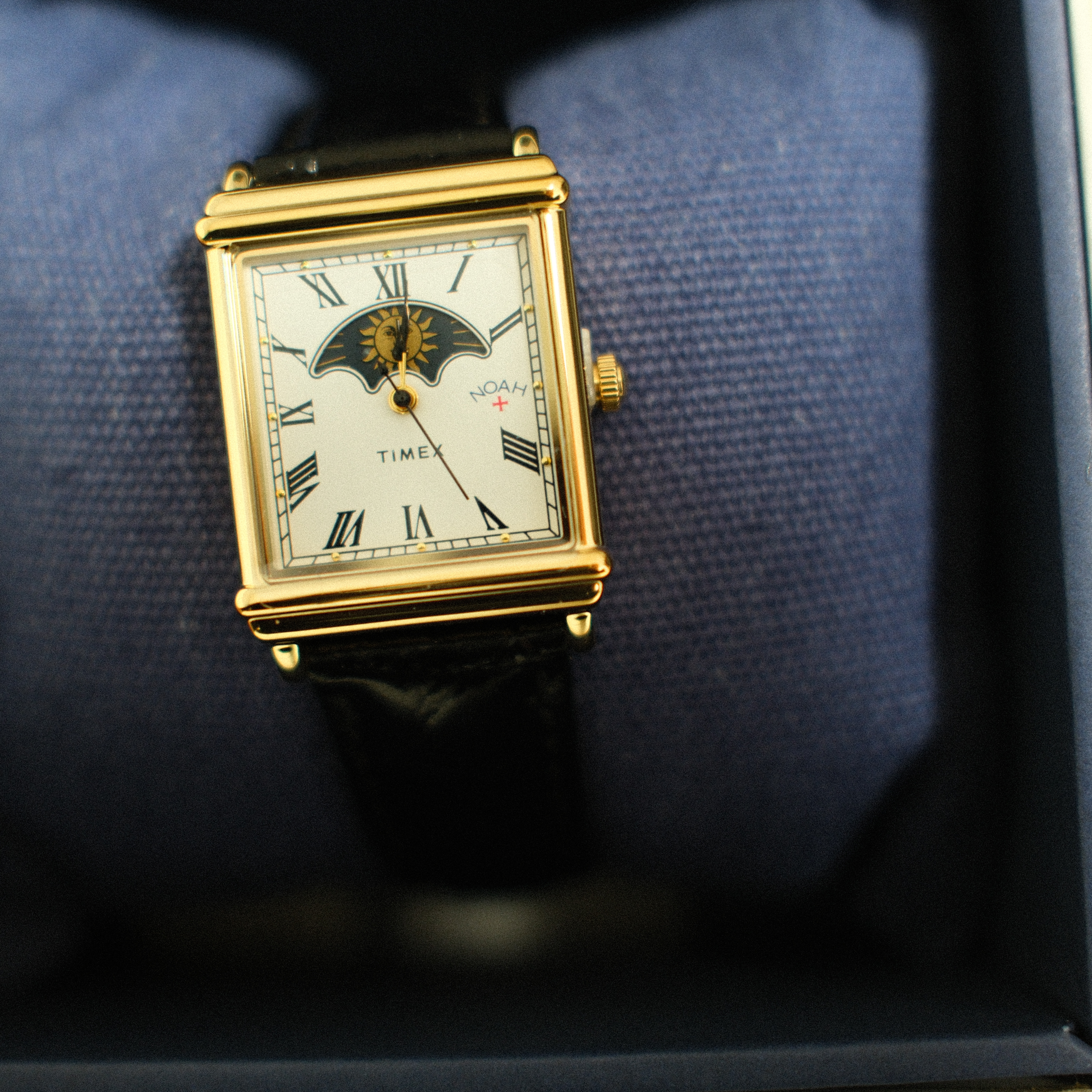 Timex x Noah Sun and Moon Watch Black Gold 착용 스타일