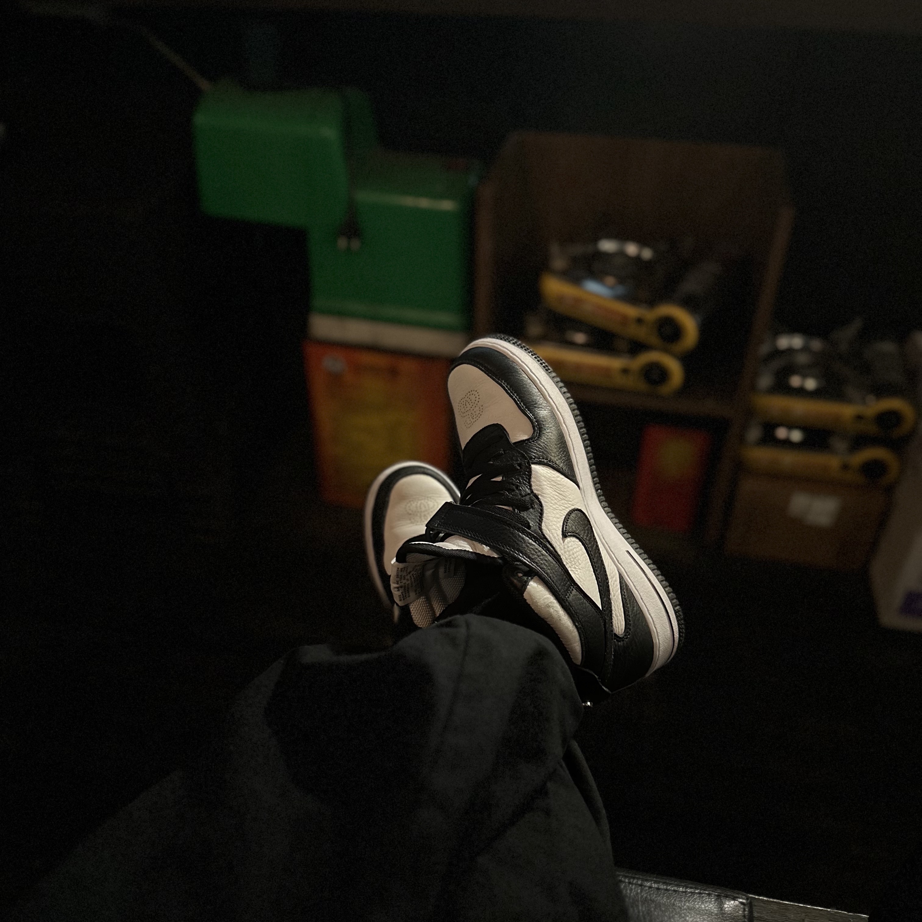 Nike x Stussy Air Force 1 '07 Mid SP Black and Light Bone 착용 스타일 - 1