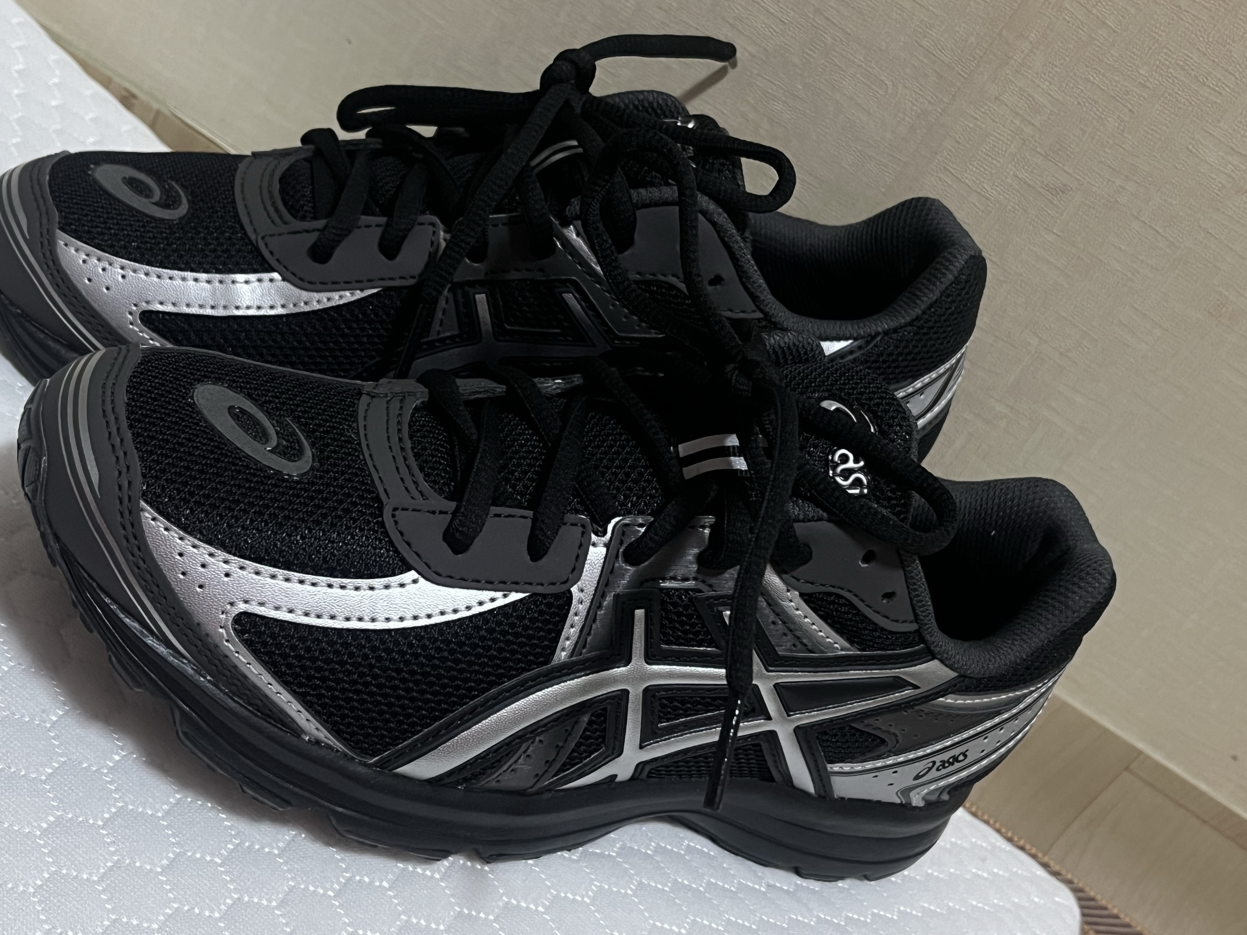 Asics Jog 100 S Black Pure Silver - D Standard 착용 스타일