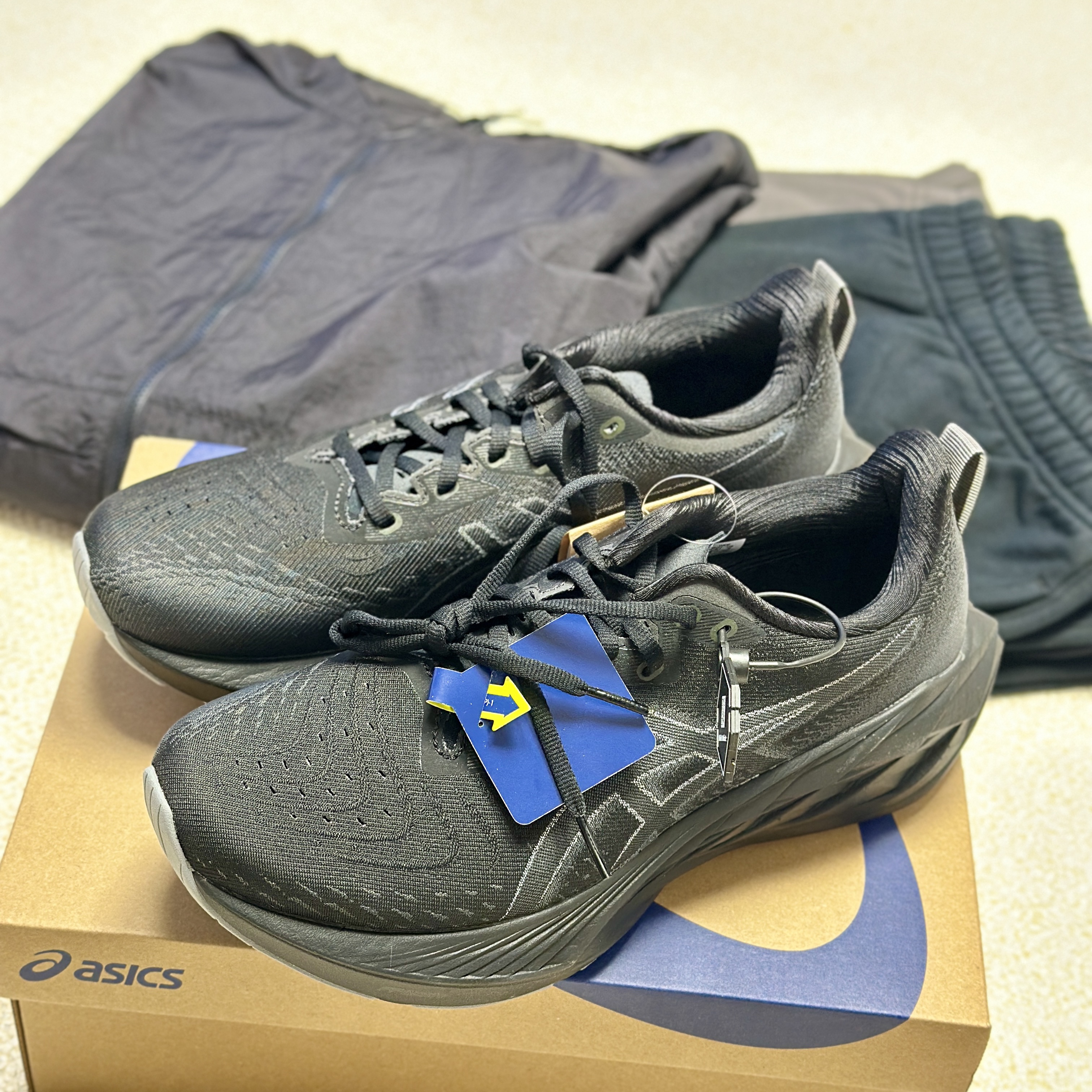 Asics Novablast 4 Black Graphite Grey - 2E Wide 착용 스타일