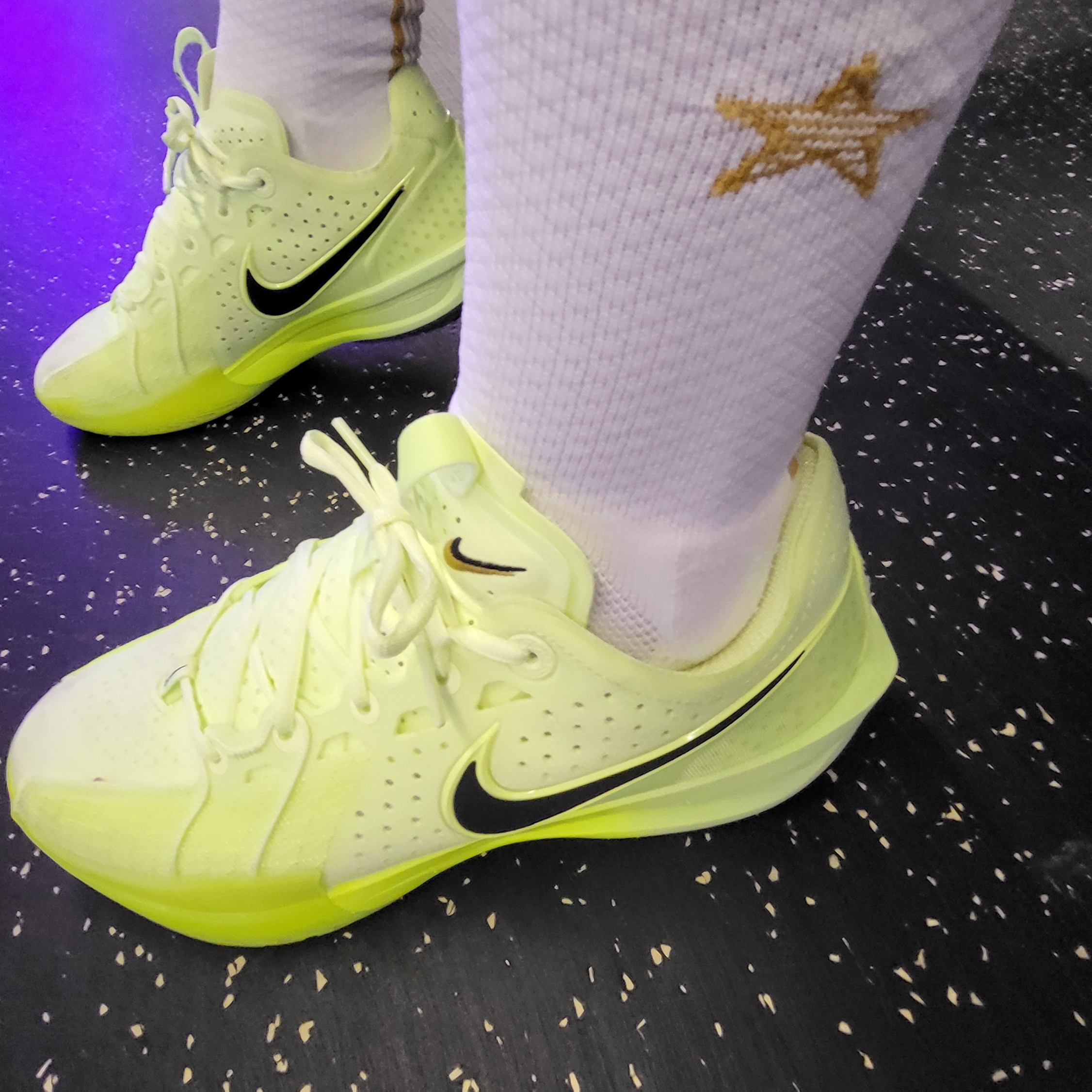 Nike Air Zoom G.T. Cut 3 EP Barely Volt Black 착용 스타일 - 2
