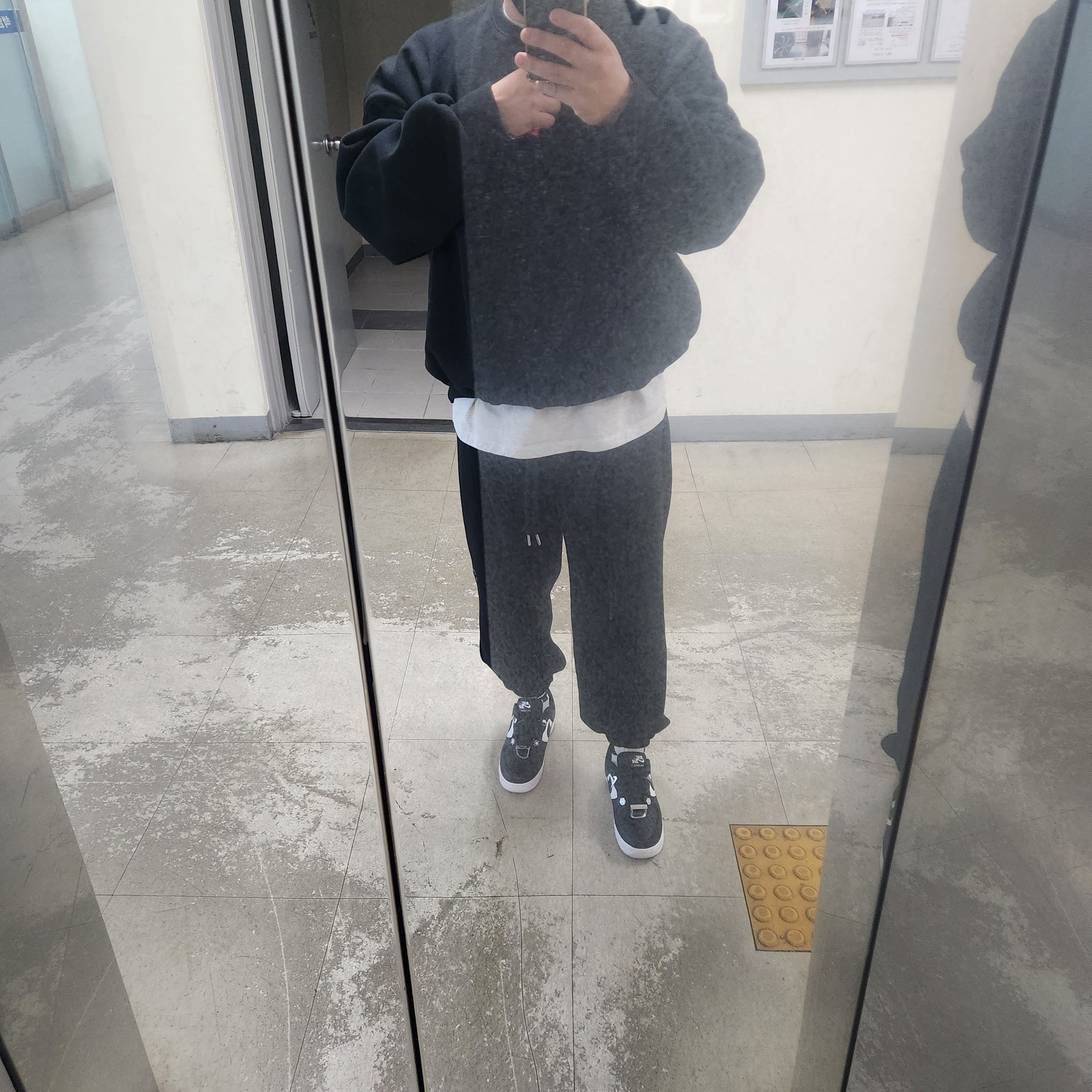 Undermycar Mu.14 Anti Fxxking Logo Play Oversized Bonded Sweat Shirts Black 착용 스타일
