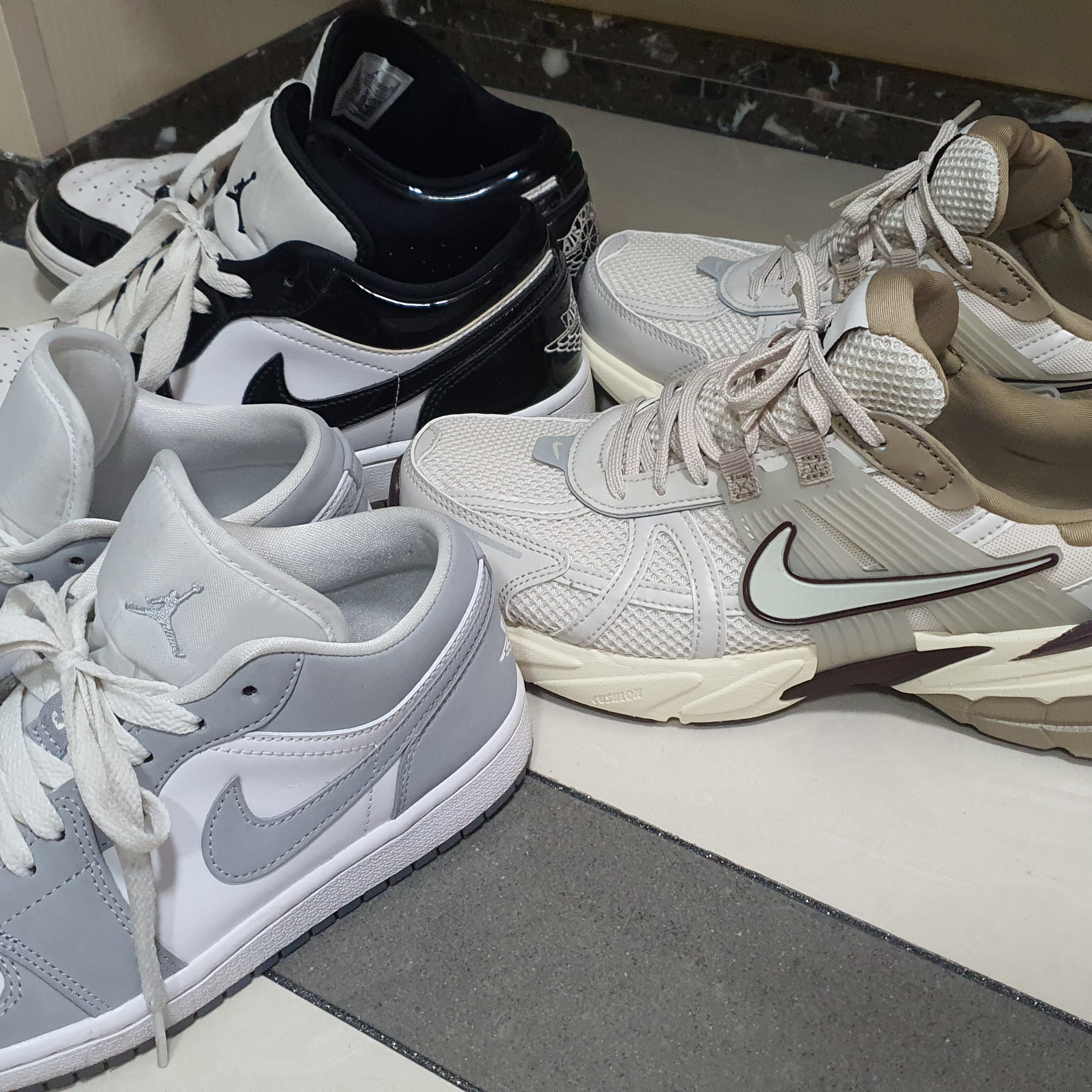 (W) Jordan 1 Low White Wolf Grey, Nike V2K Run Light Orewood Brown Khaki 착용 스타일