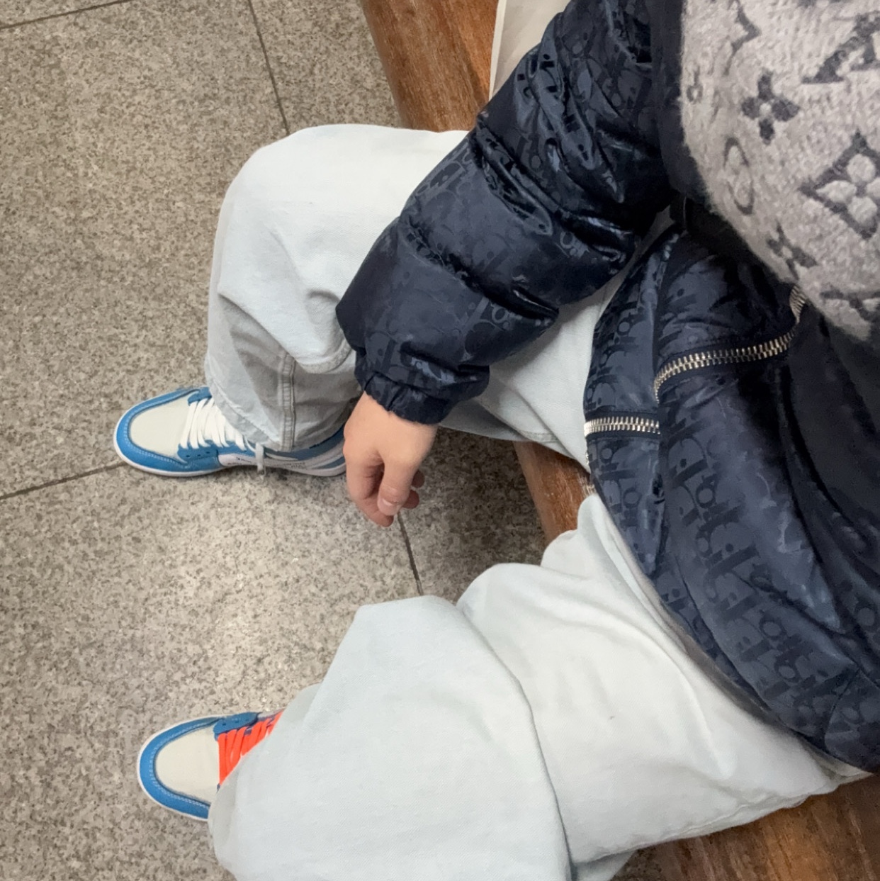 Jordan 1 x Off-White Retro High University Blue, Essentials The Core Collection Crewneck Sweatshirt Light Oatmeal 착용 스타일 - 2