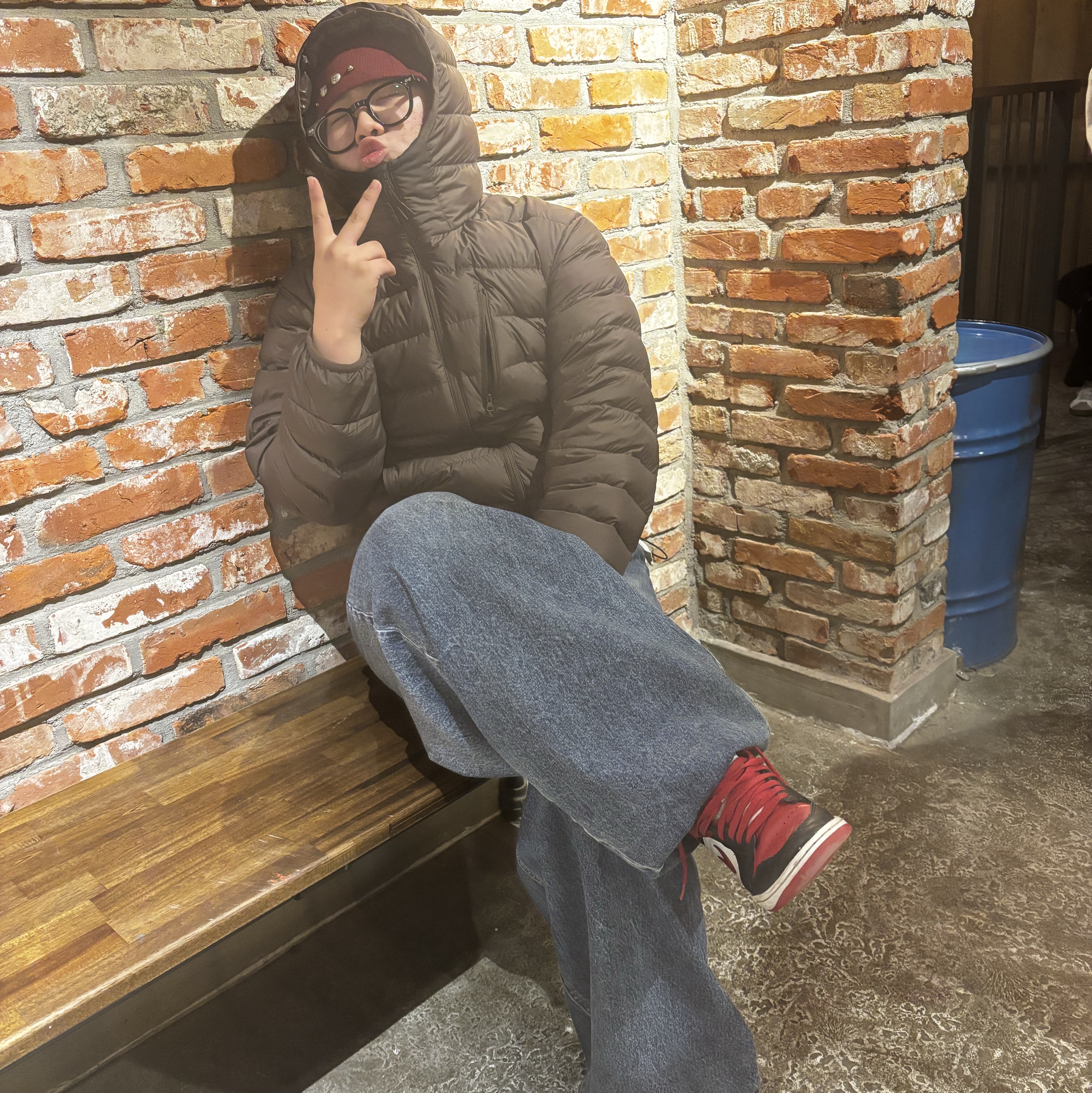 (W) 조던 1 미드 블랙 앤 짐레드, 떠그 클럽 아이언 스피어 핀 비니 레드 착용 스타일 - 2