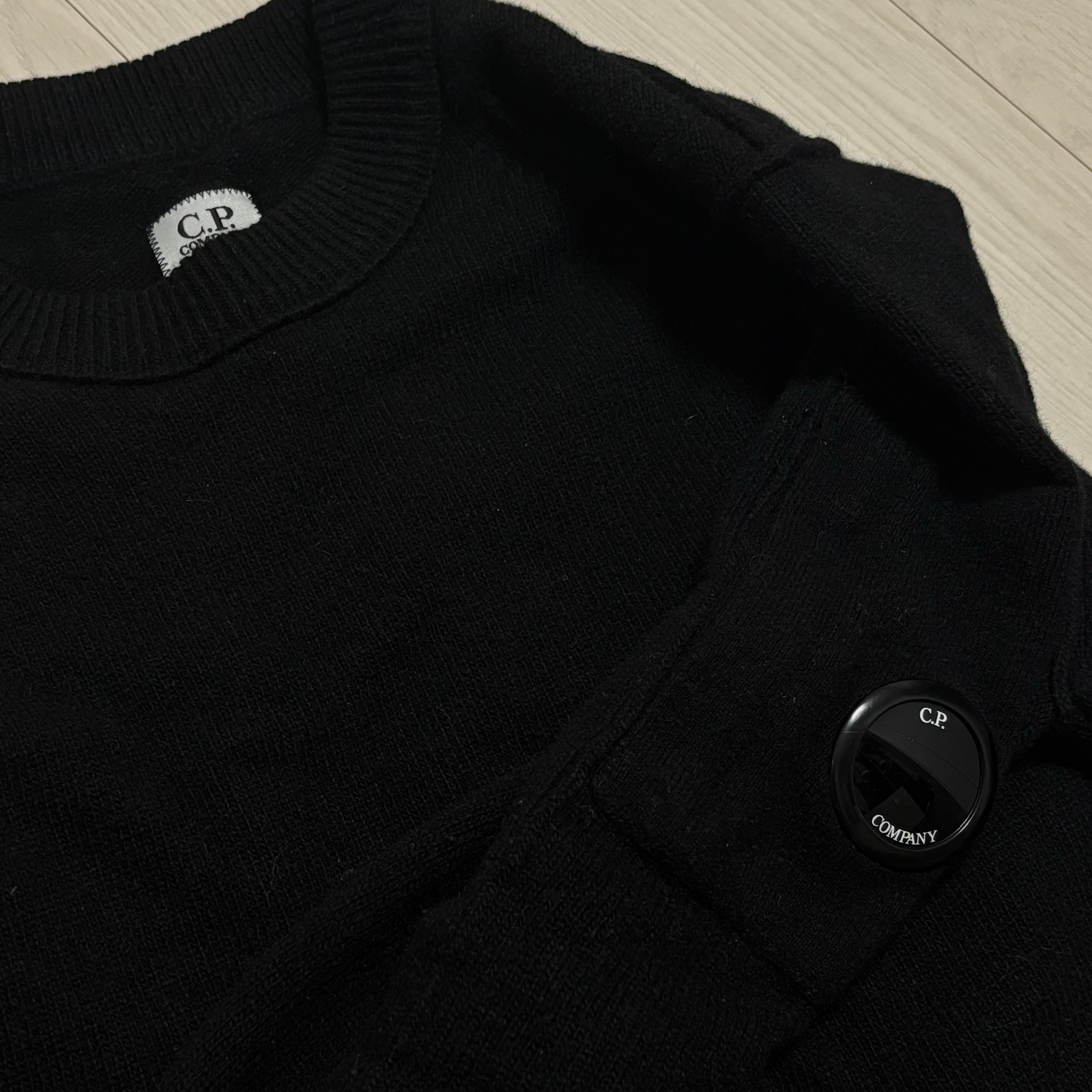C.P. Company Lambswool GRS Crew Neck Knit Black - 24FW 착용 스타일 - 1