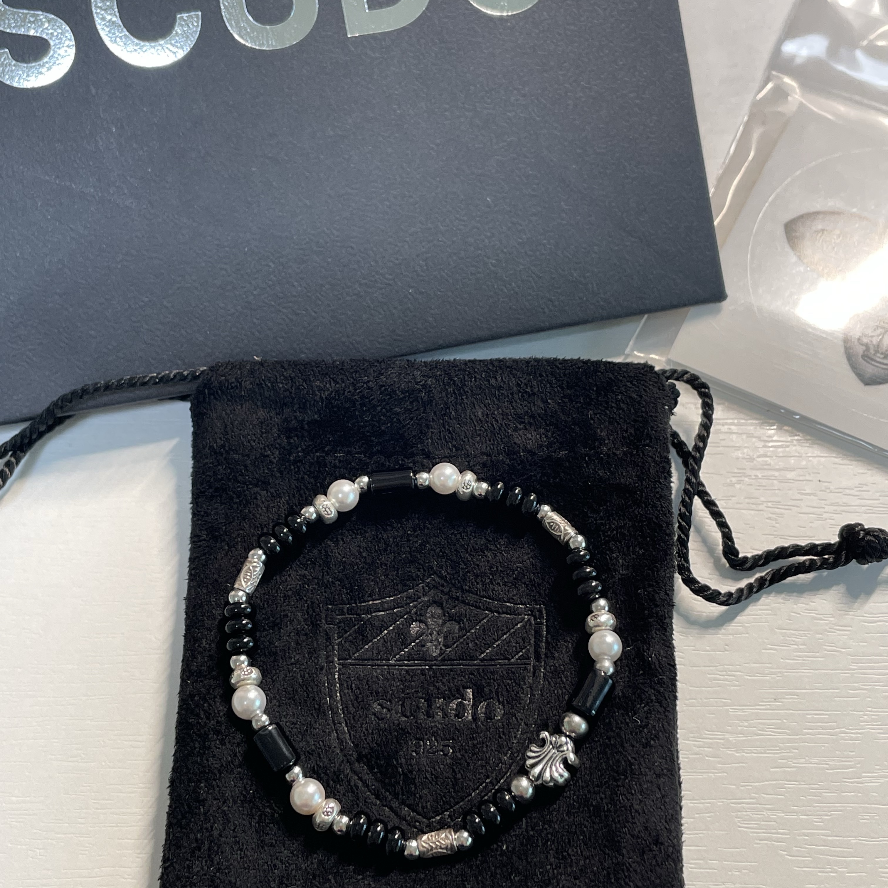 [KREAM 단독] Scudo Shell Black Pearl Beads Bracelet 착용 스타일 - 2