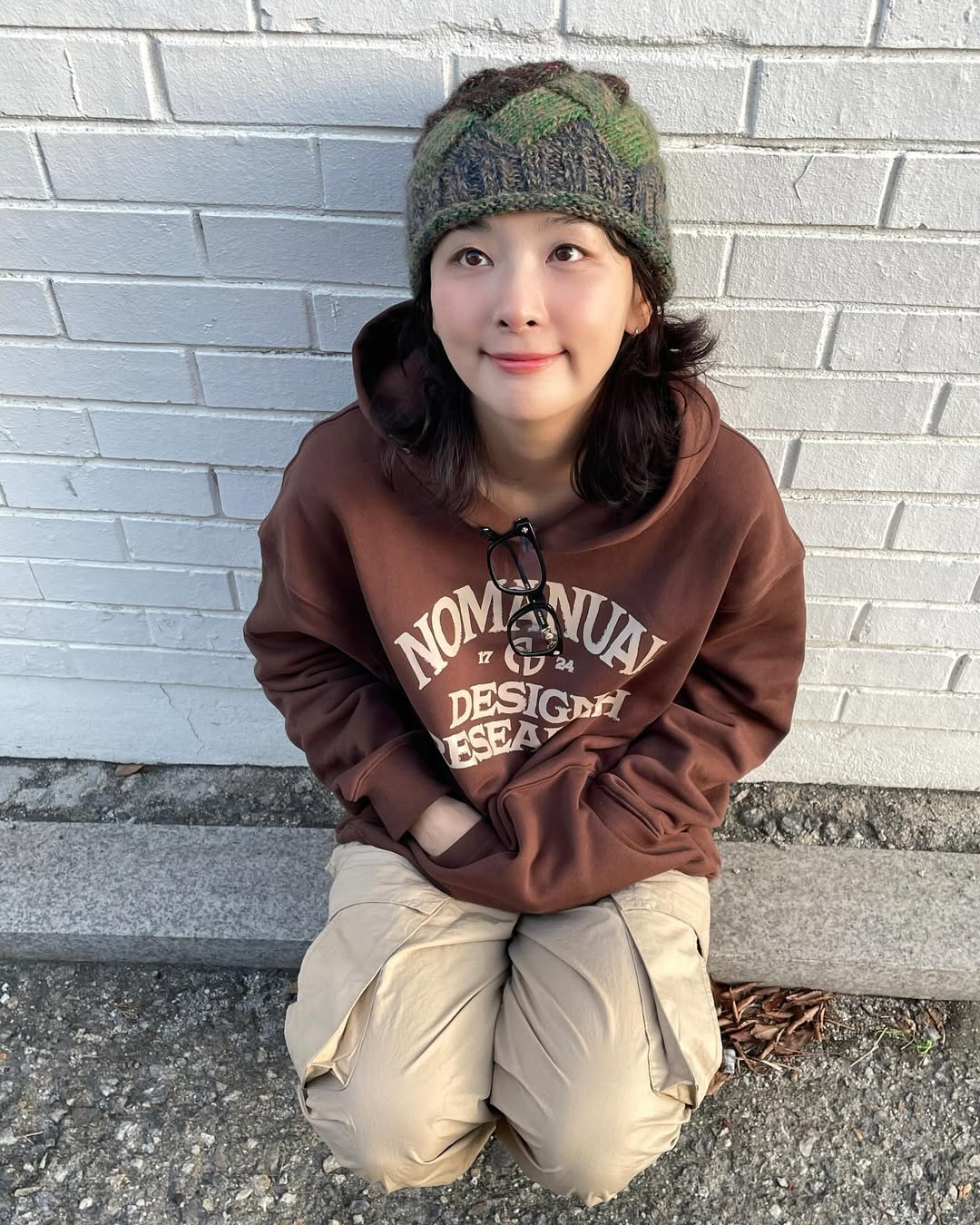 NOMANUAL A.G Hoodie Brown 착용 스타일