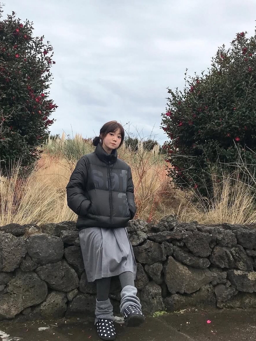 [KREAM 단독] Safarispot Women 1/2 Basic Safari Down Jacket Black, [KREAM 단독] Safarispot Women 1/2 Basic Safari Down Jacket White 착용 스타일