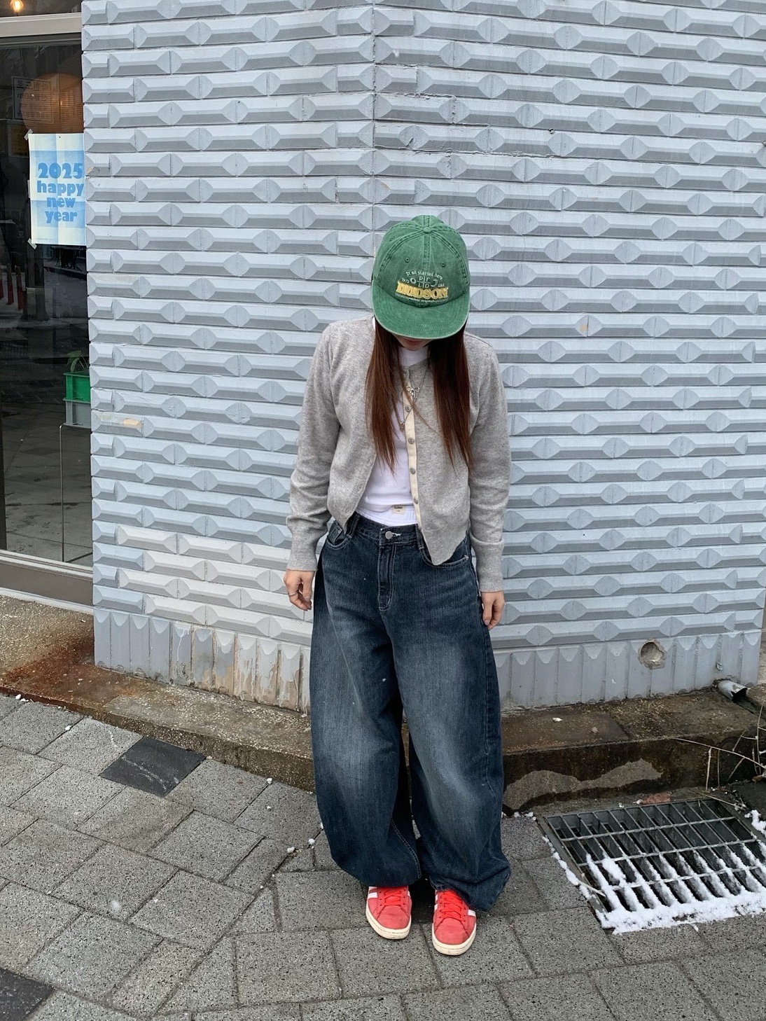 아디다스 가젤 85 베러 스칼렛 클라우드 화이트 착용 스타일 - 2