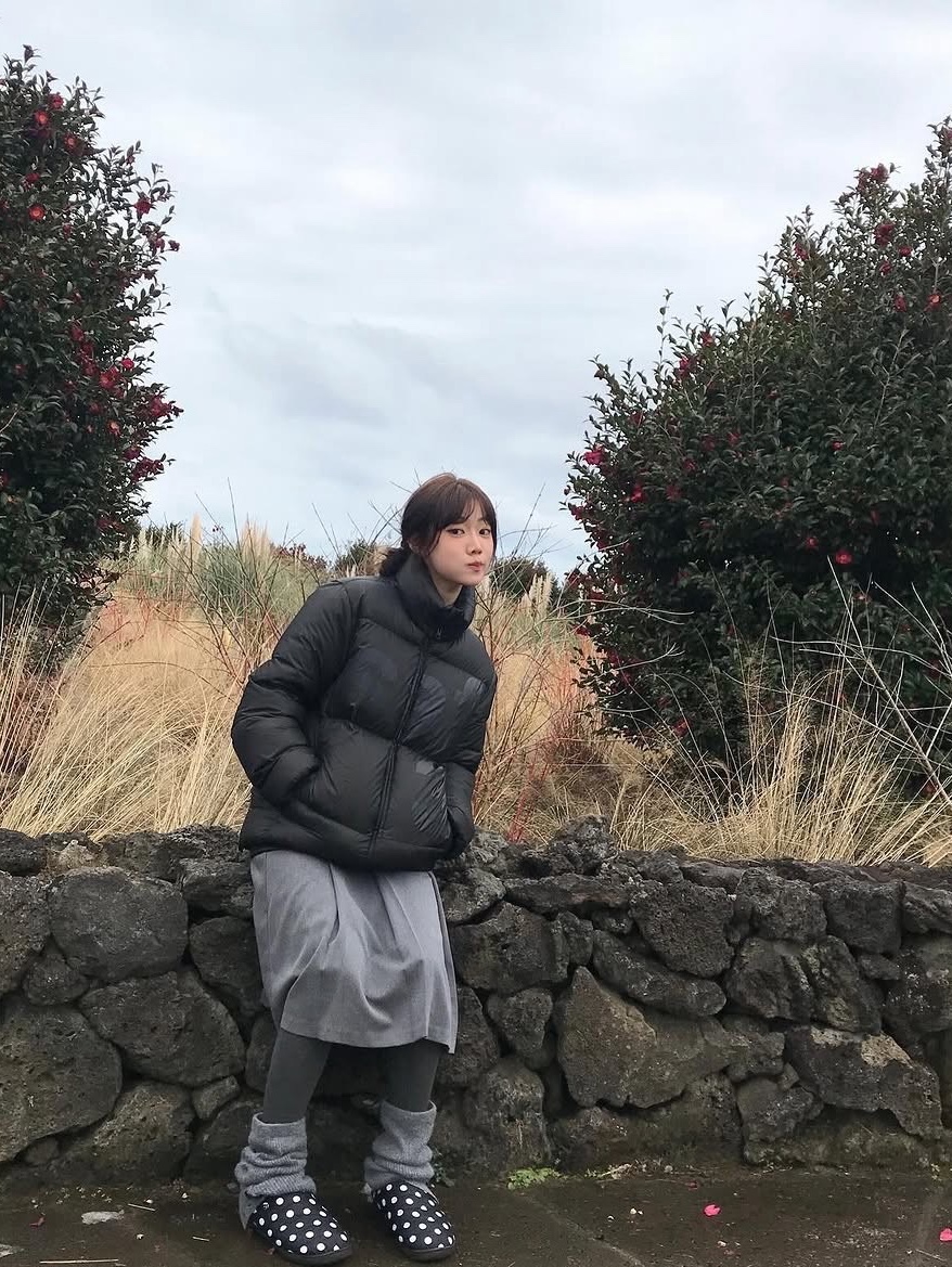 [KREAM 단독] Safarispot Women 1/2 Basic Safari Down Jacket Black, [KREAM 단독] Safarispot Women 1/2 Basic Safari Down Jacket White 착용 스타일