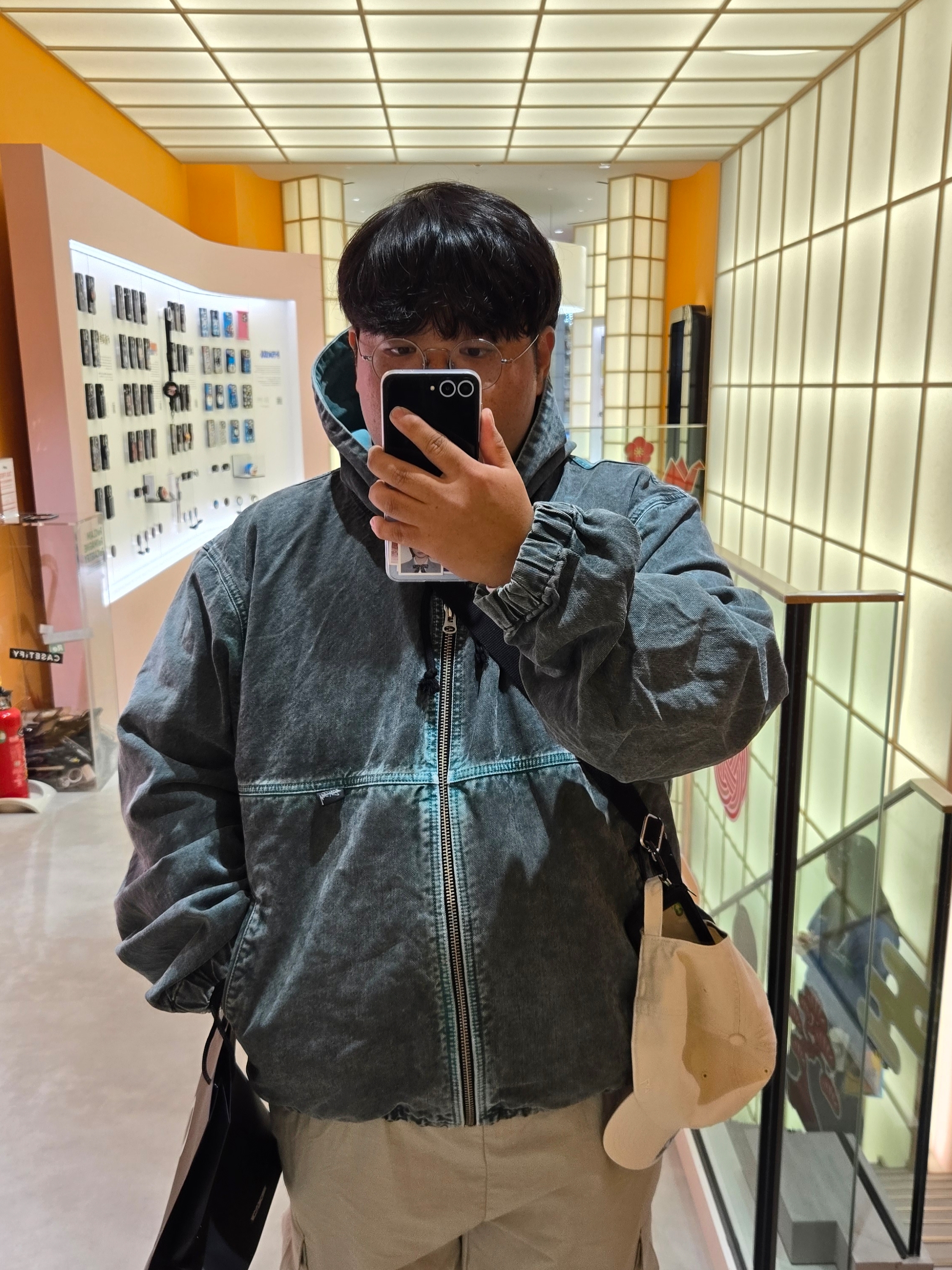 Stussy Spray Dye Hooded Work Jacket Black, Stussy Basic Stussy LS T-Shirt White 착용 스타일
