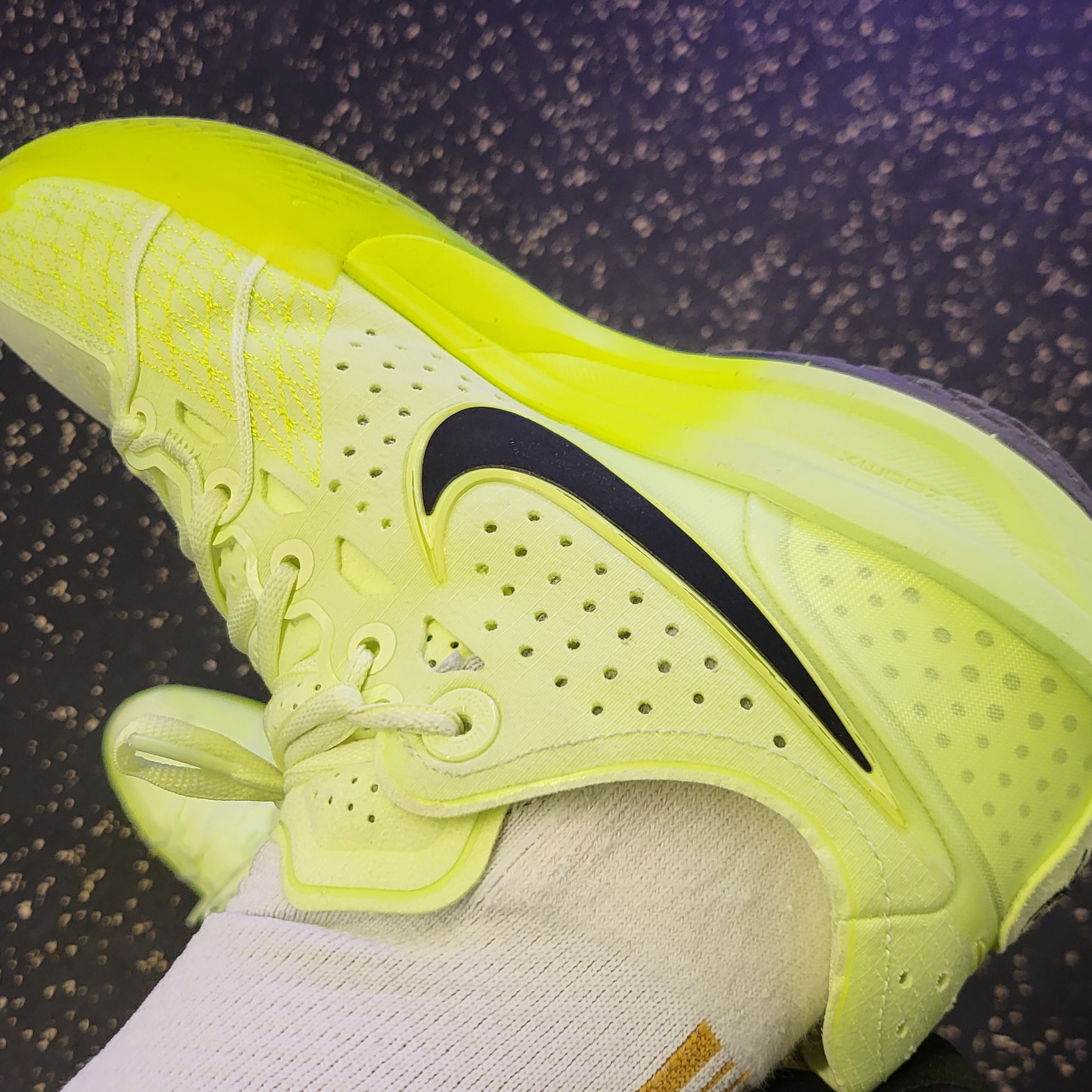 Nike Air Zoom G.T. Cut 3 EP Barely Volt Black 착용 스타일 - 3