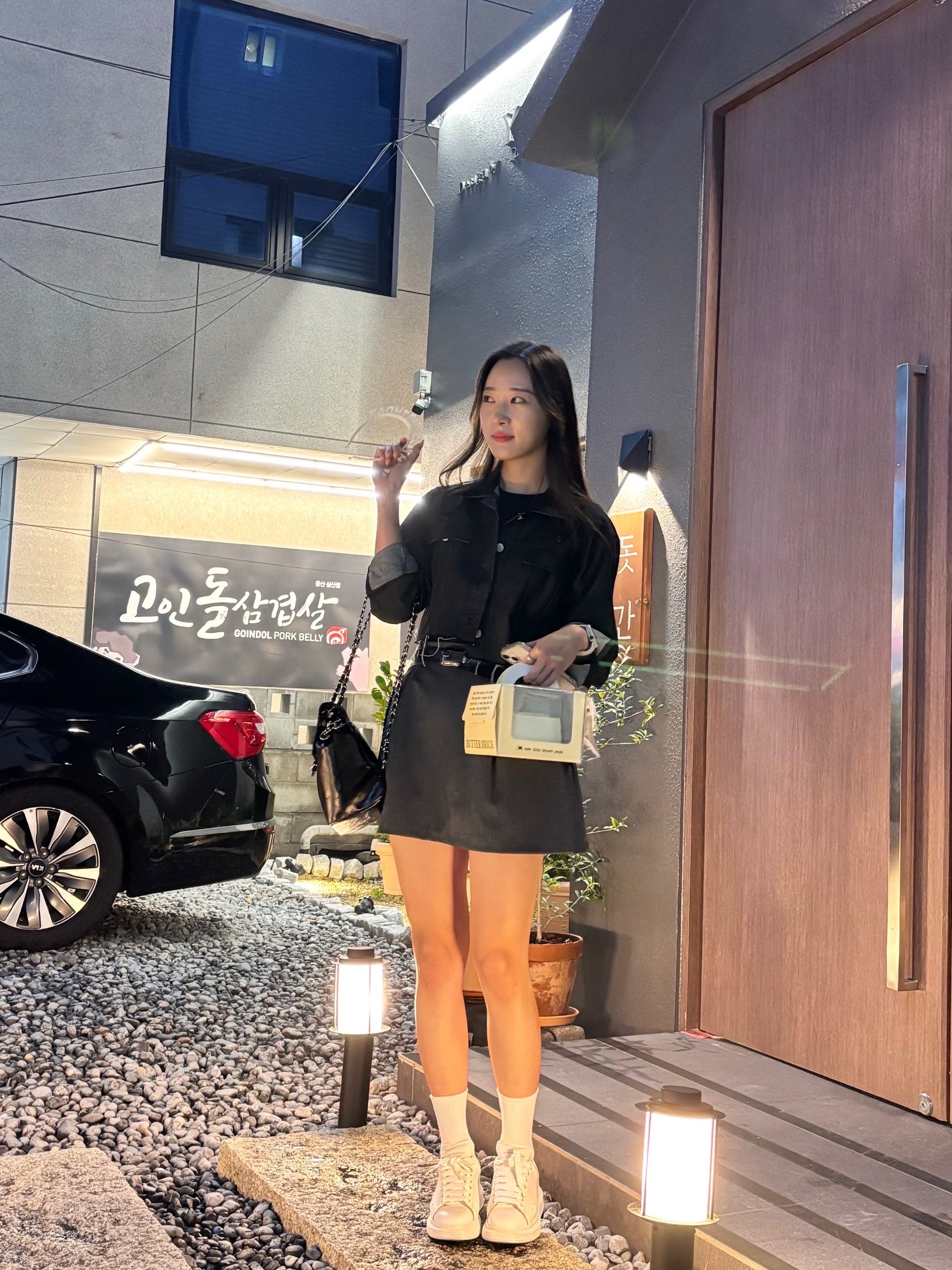 (W) 알렉산더 맥퀸 오버사이즈드 스니커즈 화이트, 르메르 미니멀 웨스턴 벨트 카우 레더 블랙 착용 스타일