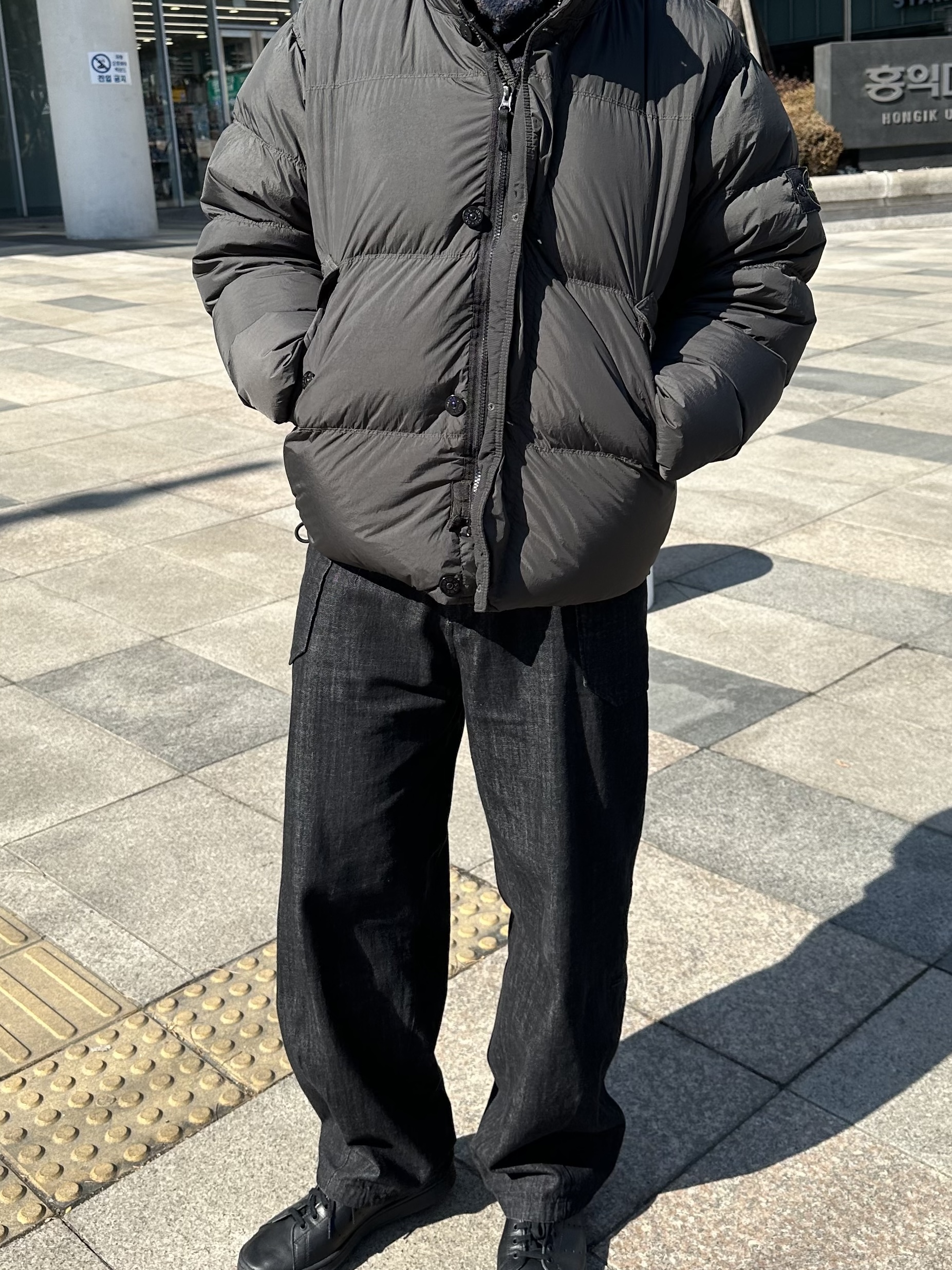 Stone Island 40123 Garment Dyed Crinkle Reps R-NY Down Jacket Lead - 24FW, Adidas Stan Smith Decon Core Black 착용 스타일 - 1