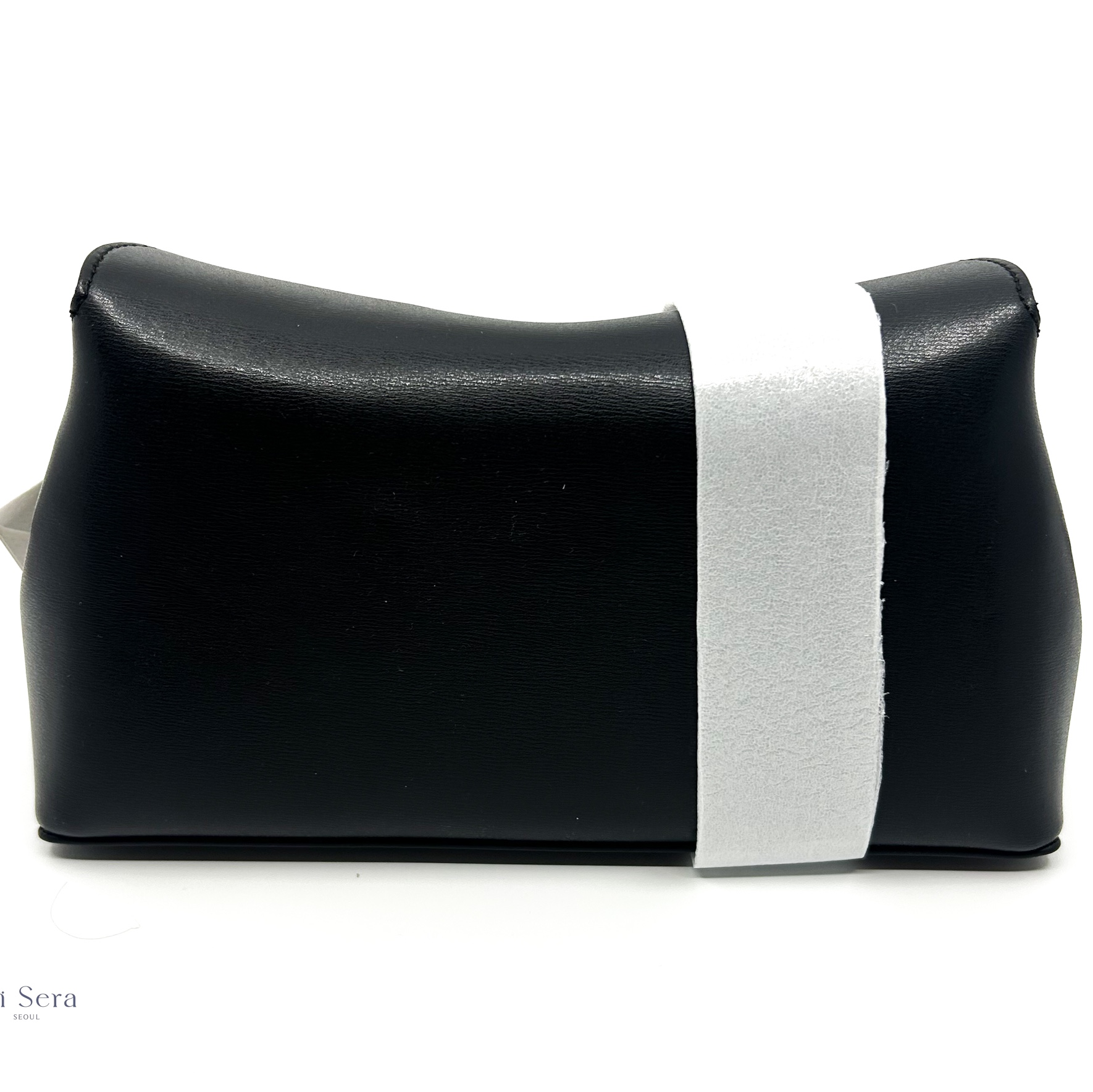 Toteme T-Lock Clutch Black 착용 스타일 - 2