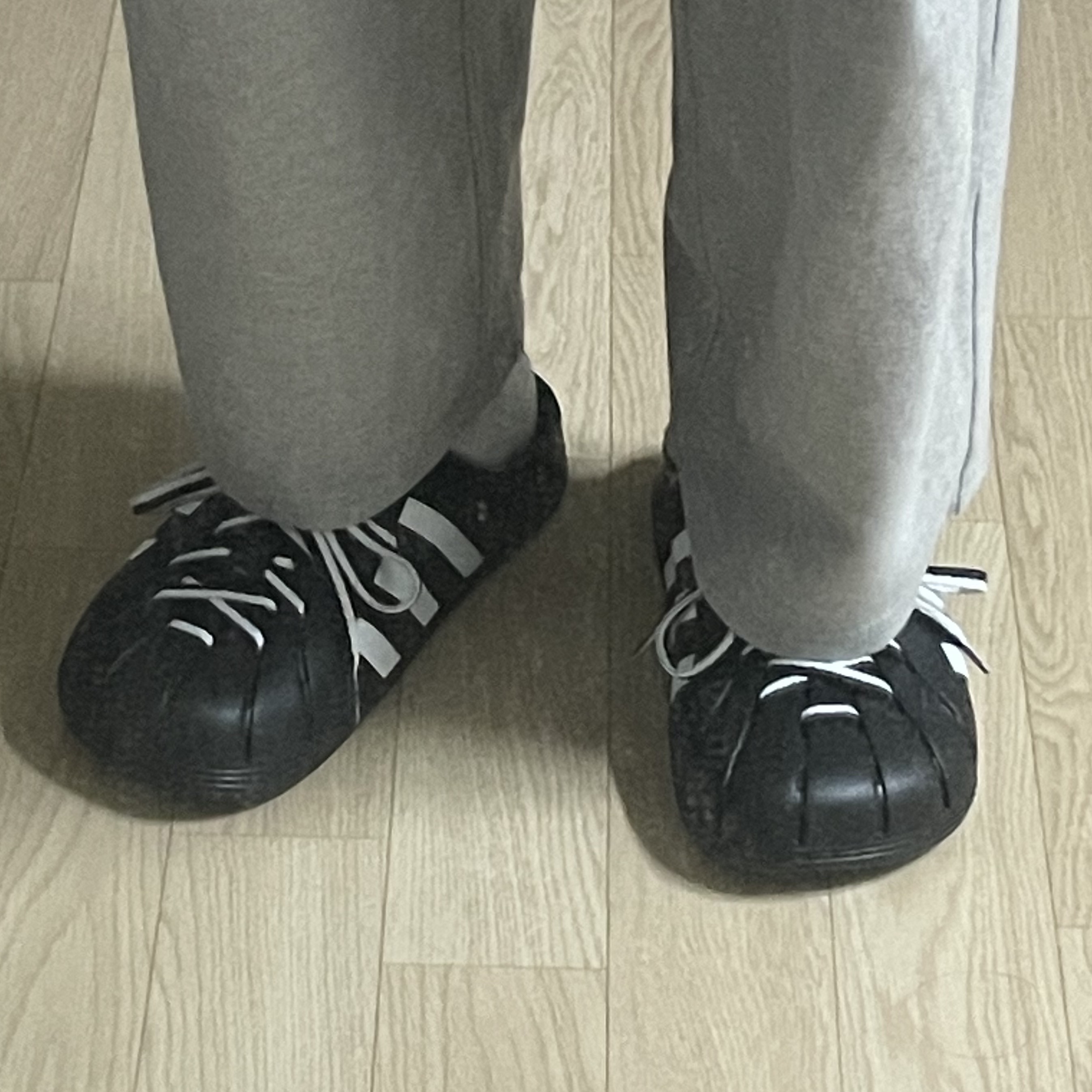 Adidas Adilette Clog Black White 착용 스타일 - 2