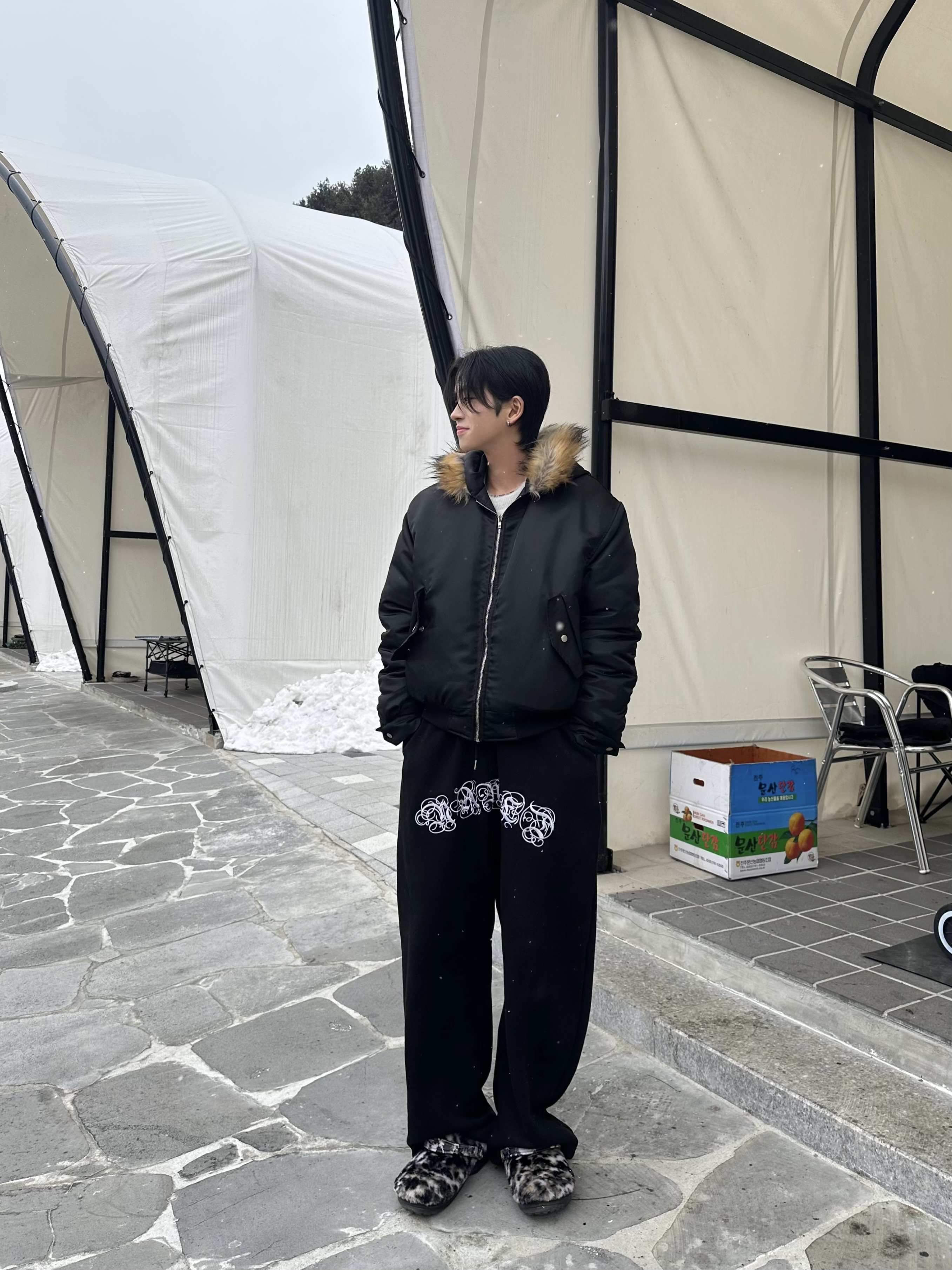 크록스 클래식 퍼 슈어 클로그 블랙 멀티 착용 스타일 - 2