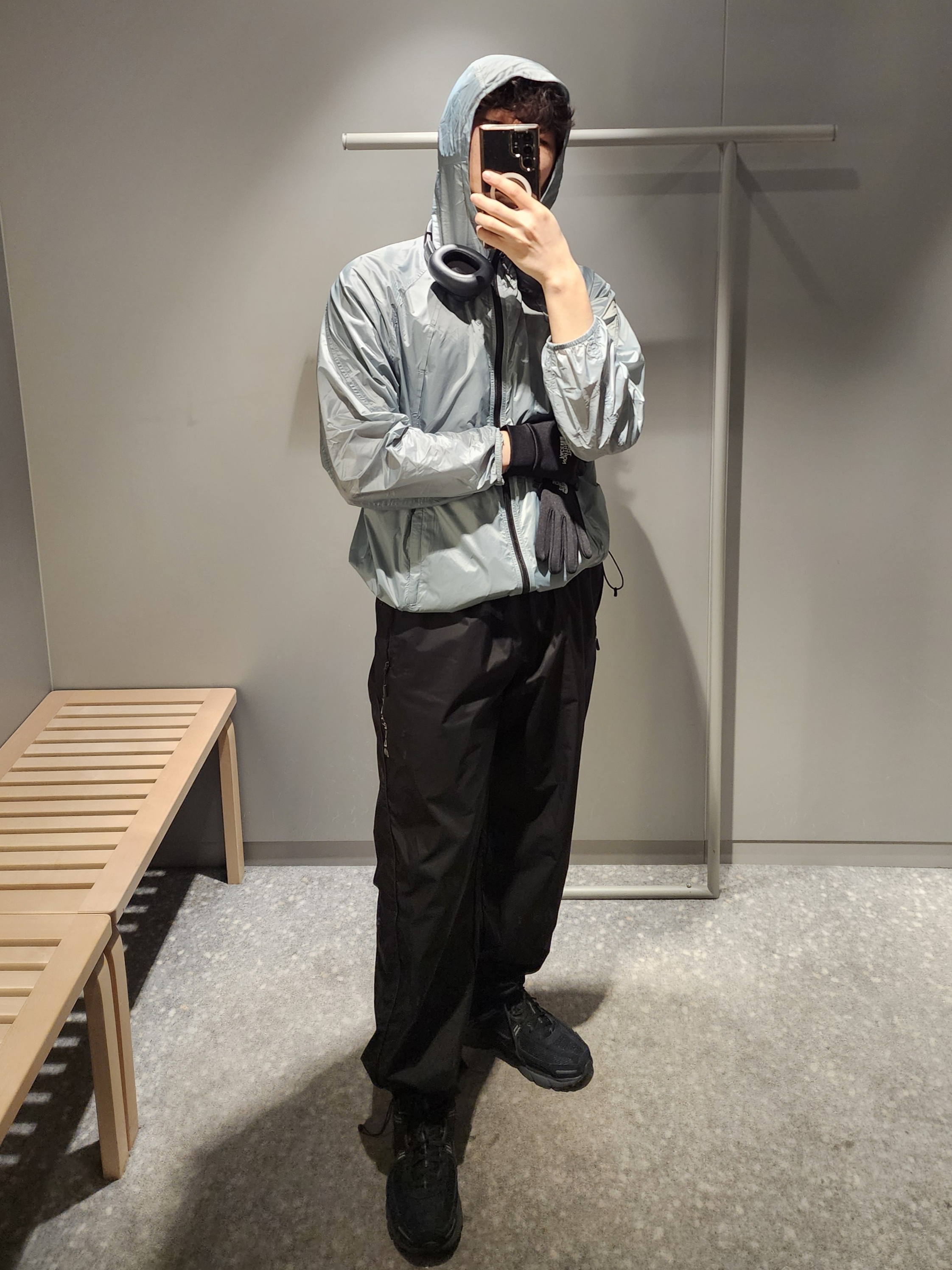 나이키 줌 보메로 5 블랙 앤트러사이트 메탈릭 다크 그레이 착용 스타일 - 3
